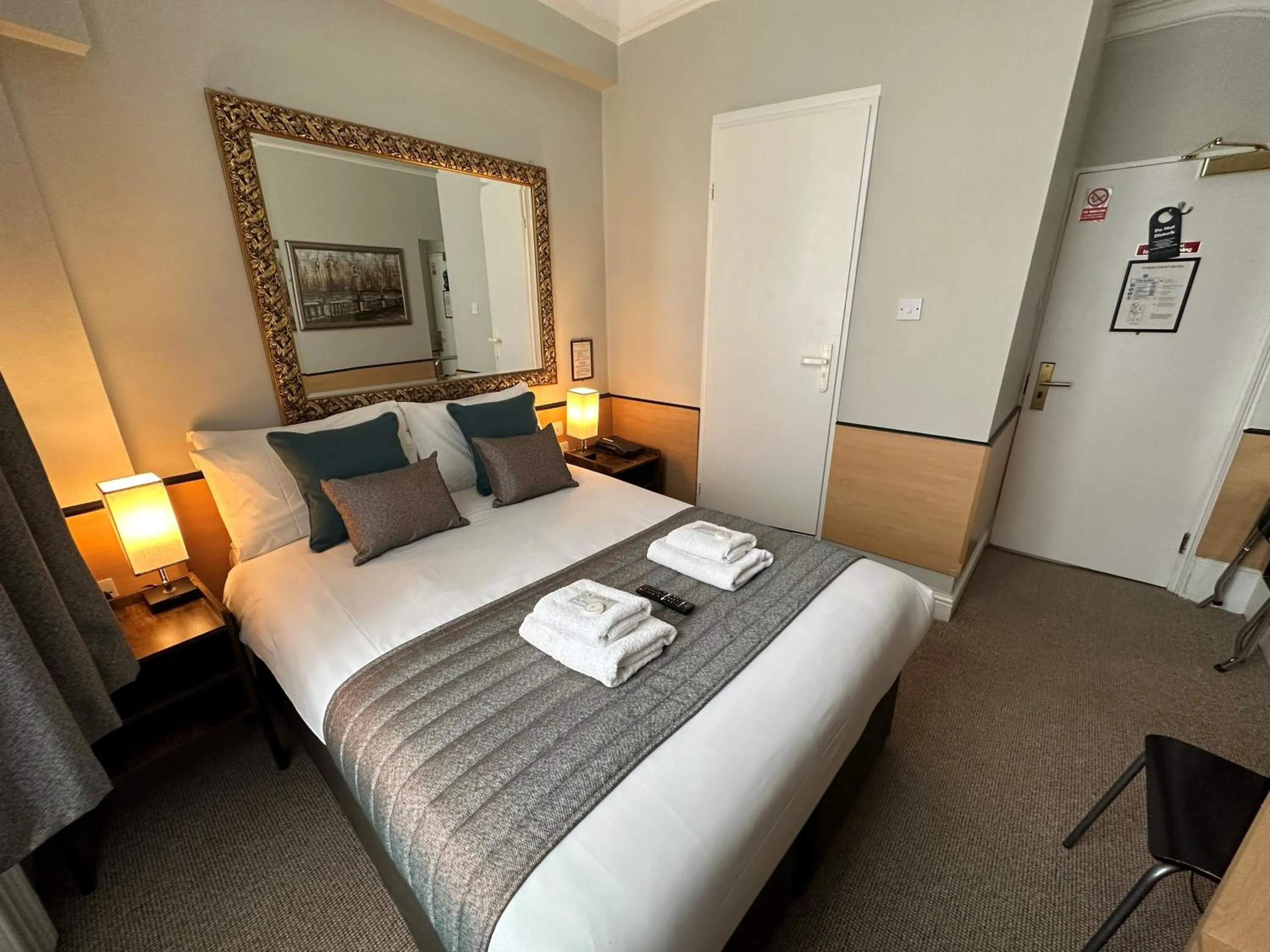 Bedroom, Bed in Tudor Court Hotel