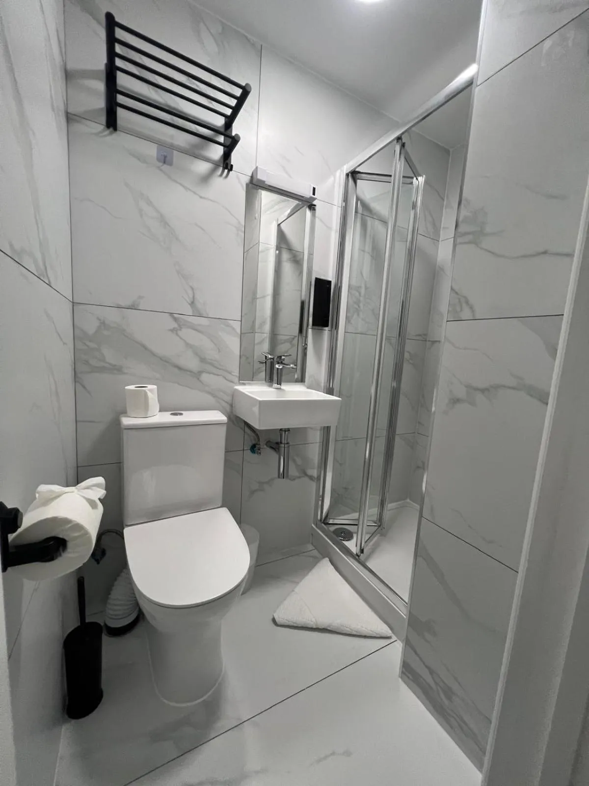 Shower in Tudor Court Hotel