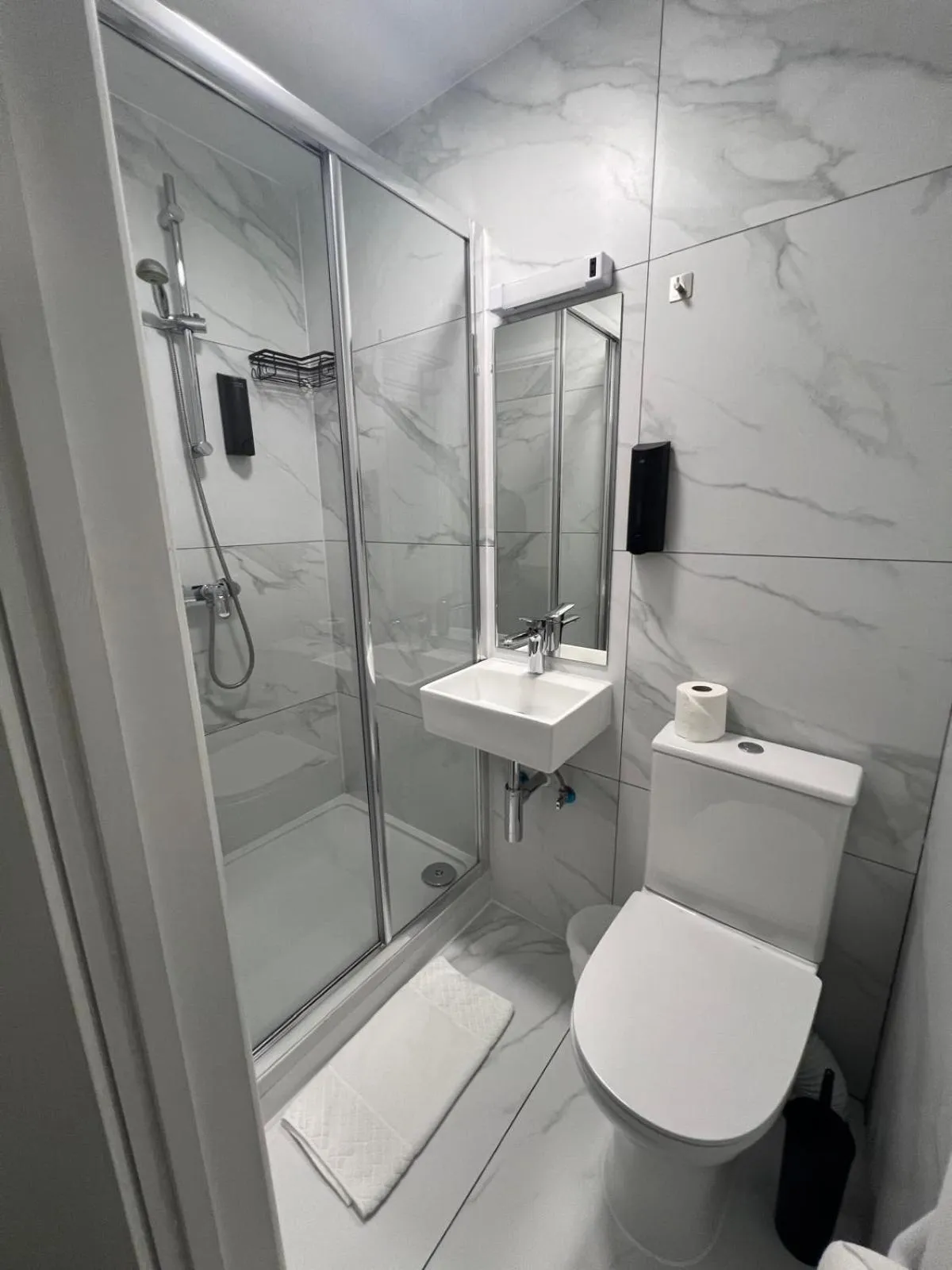 Shower in Tudor Court Hotel