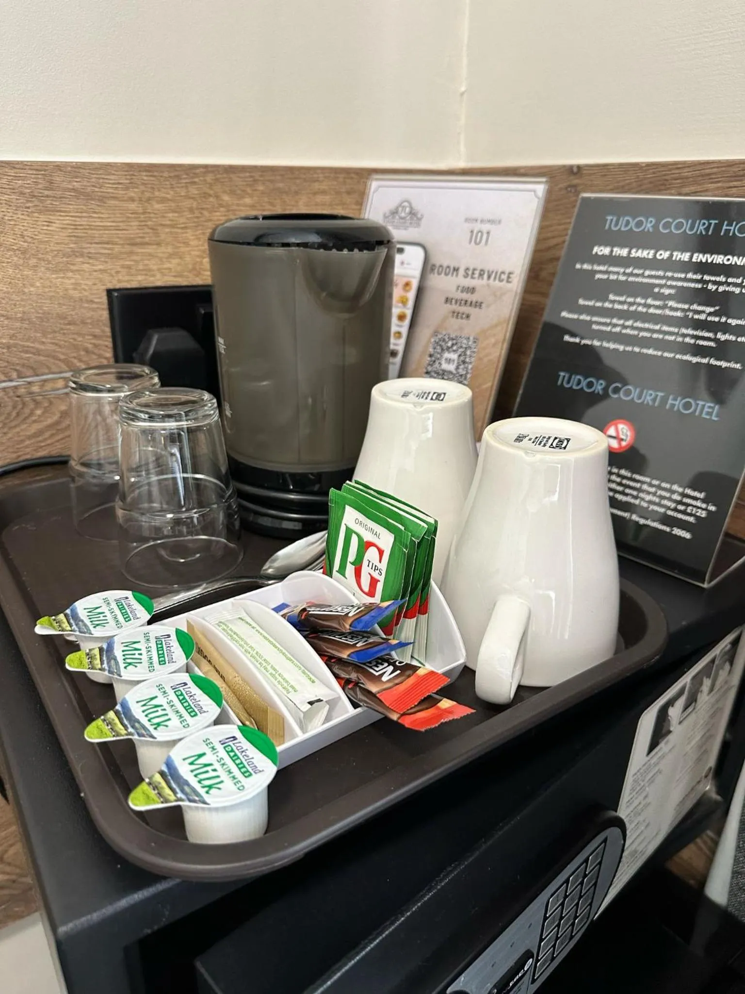 Coffee/tea facilities in Tudor Court Hotel
