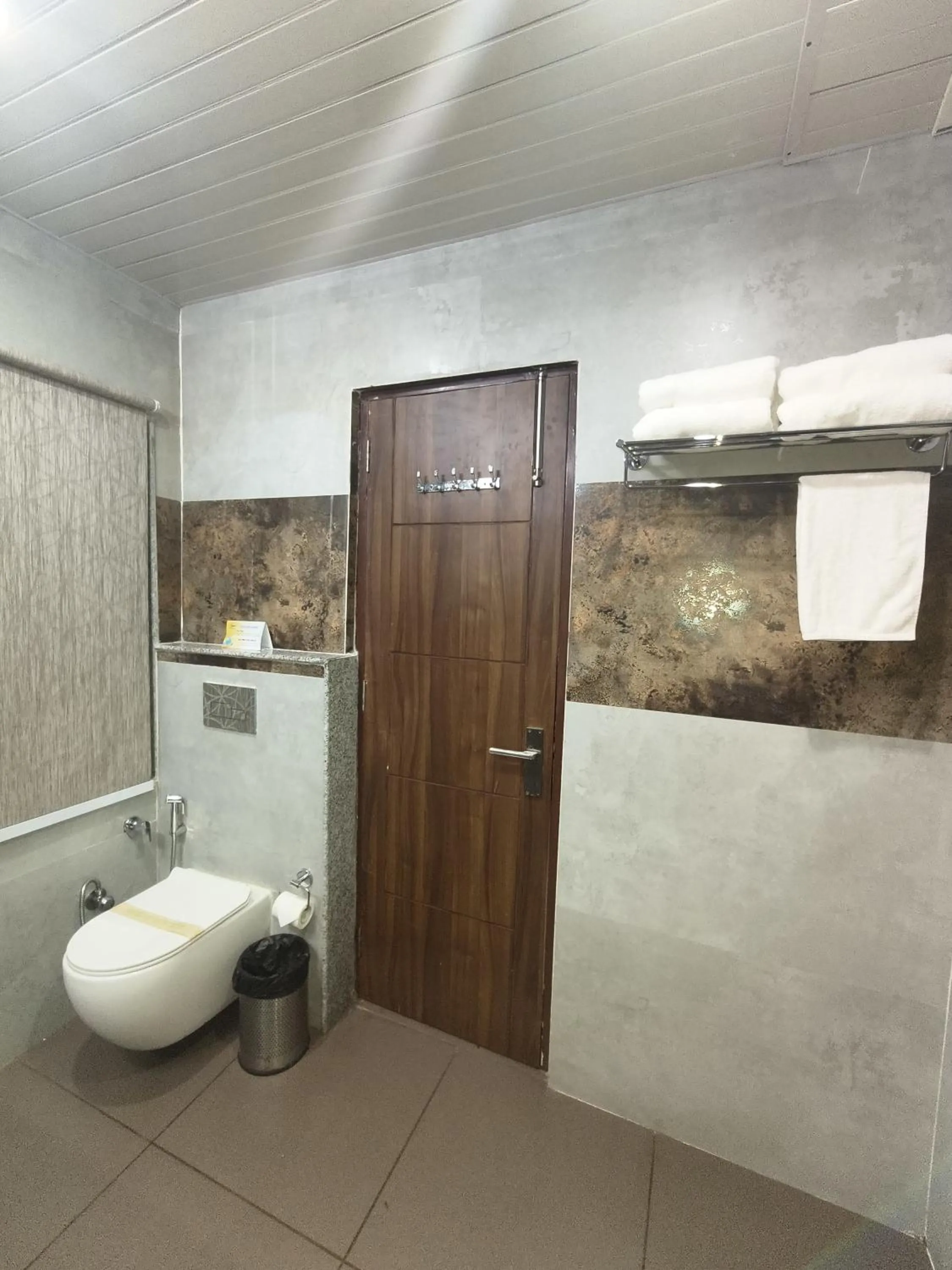 Bathroom in Aliza Inn And Suites By SRS Hotels