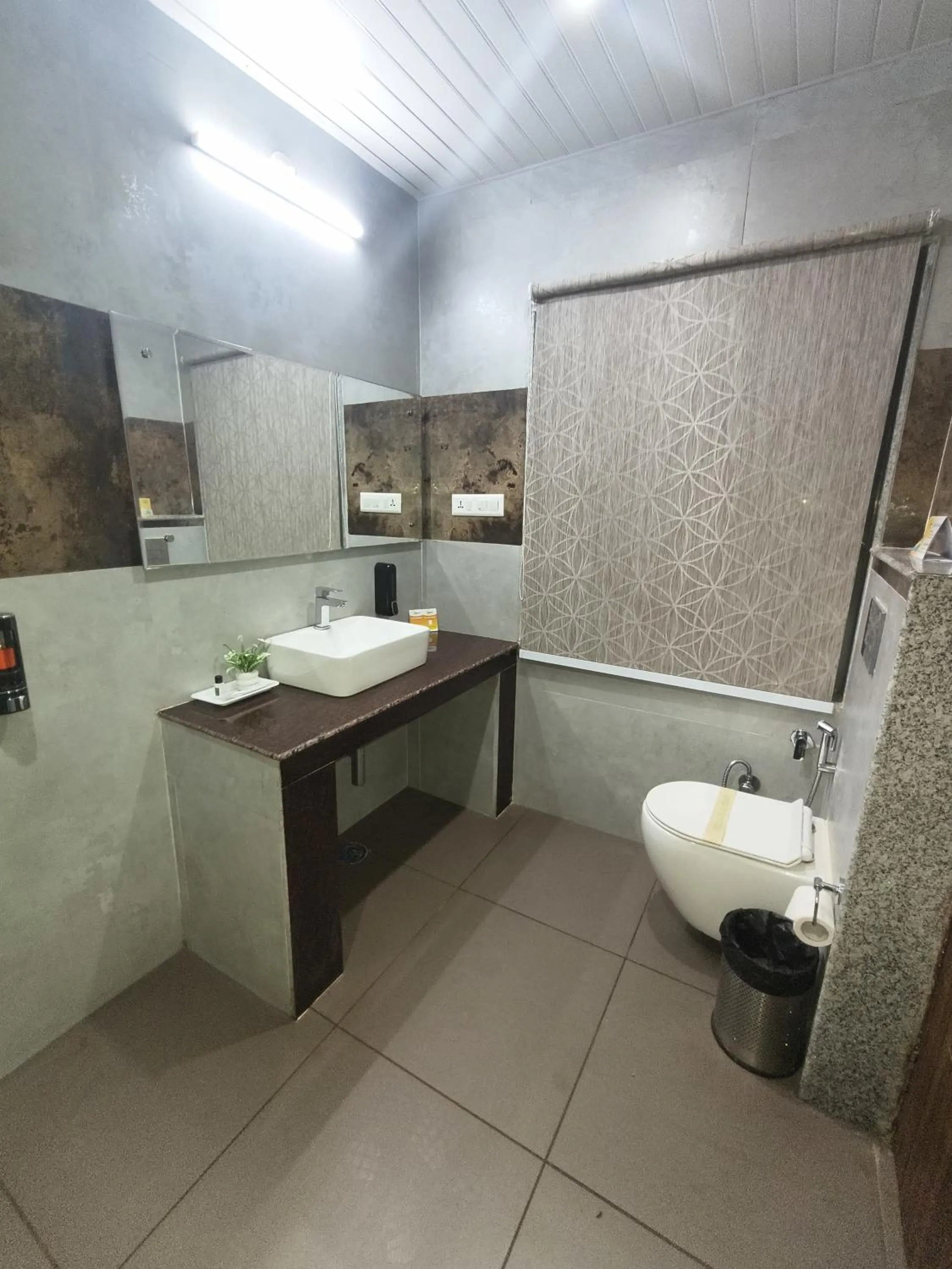 Bathroom in Aliza Inn And Suites By SRS Hotels