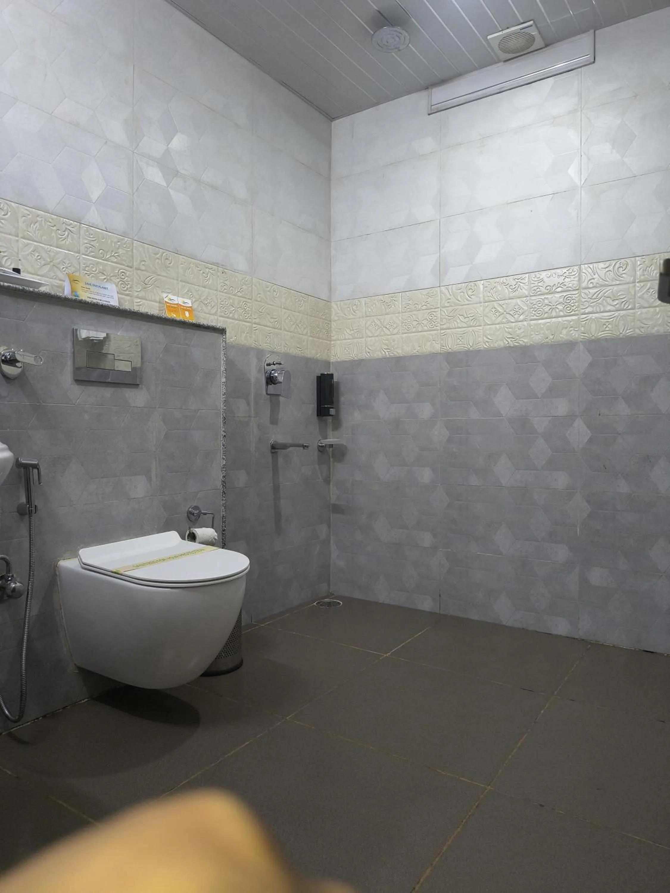 Bathroom in Aliza Inn And Suites By SRS Hotels