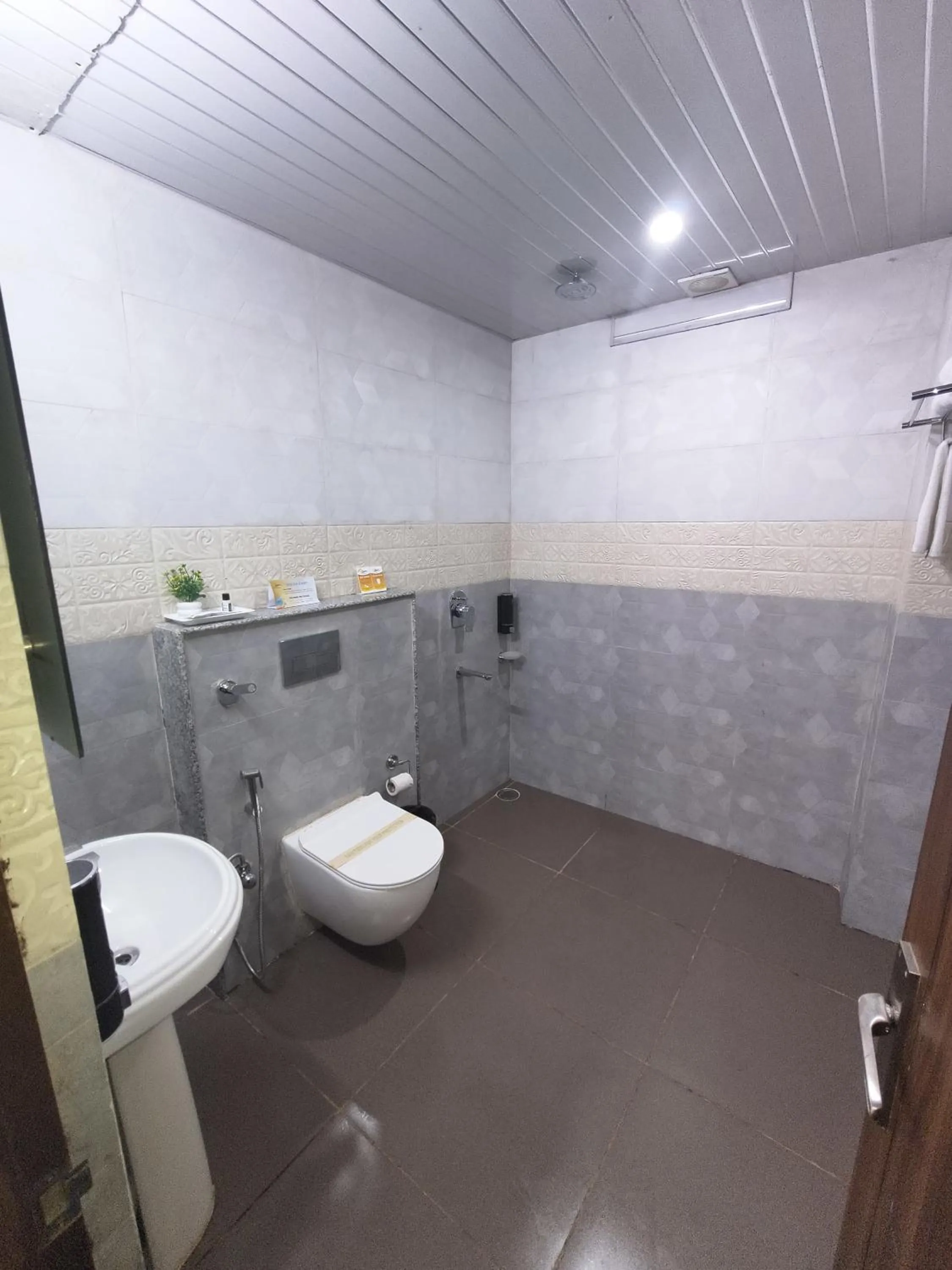 Bathroom in Aliza Inn And Suites By SRS Hotels