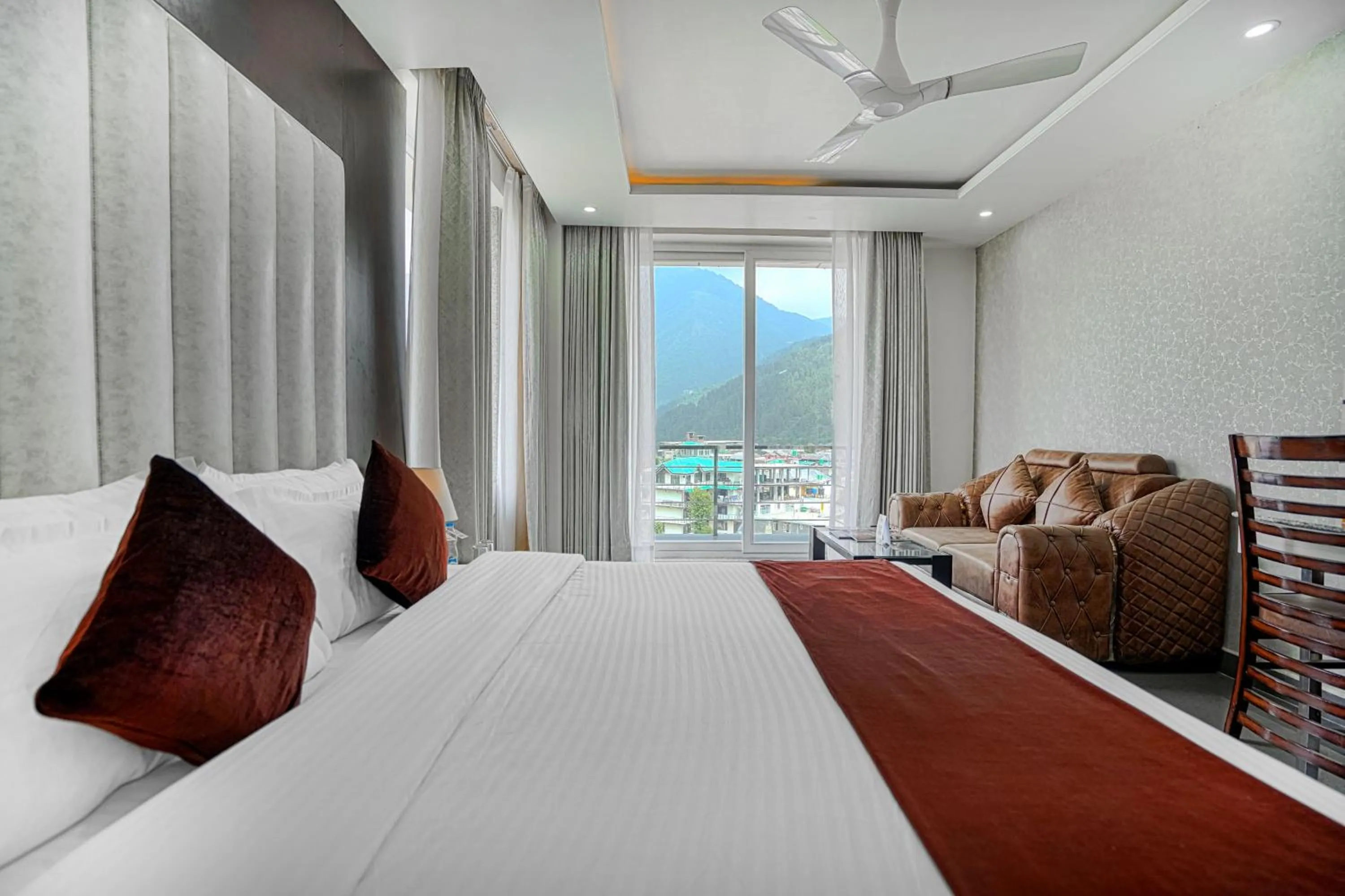 Bed in Aliza Inn And Suites By SRS Hotels