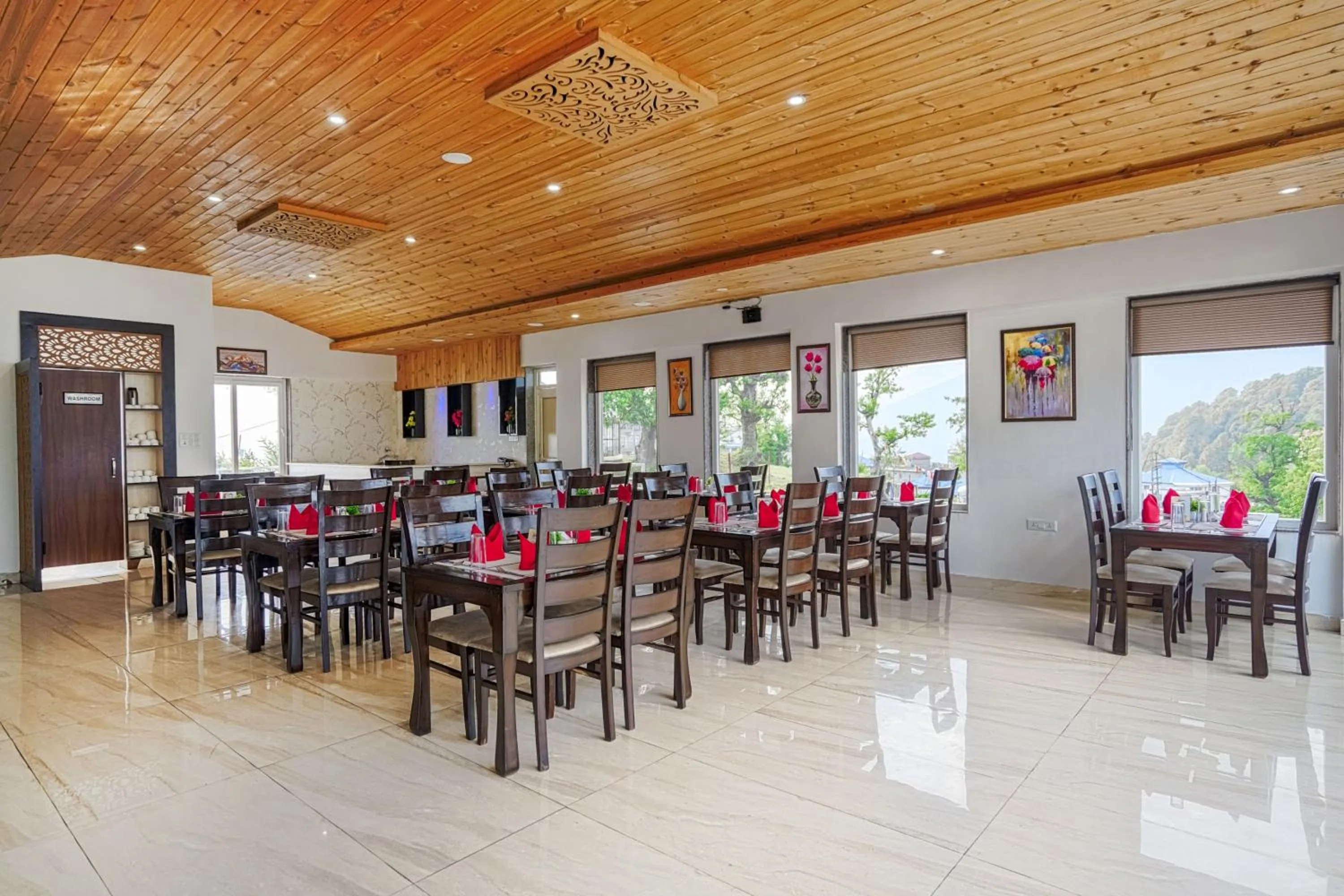 Restaurant/places to eat in Aliza Inn And Suites By SRS Hotels