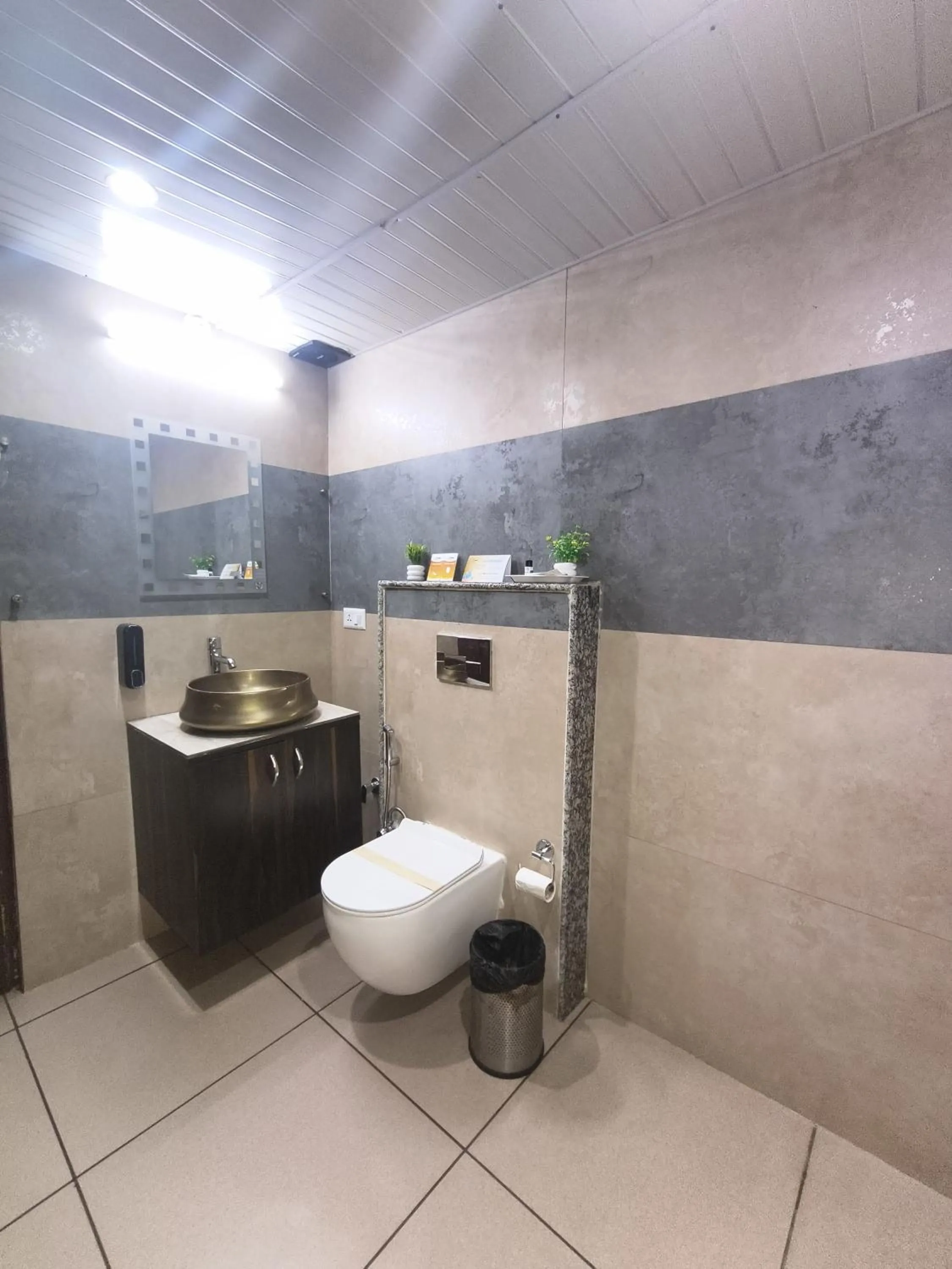 Toilet in Aliza Inn And Suites By SRS Hotels