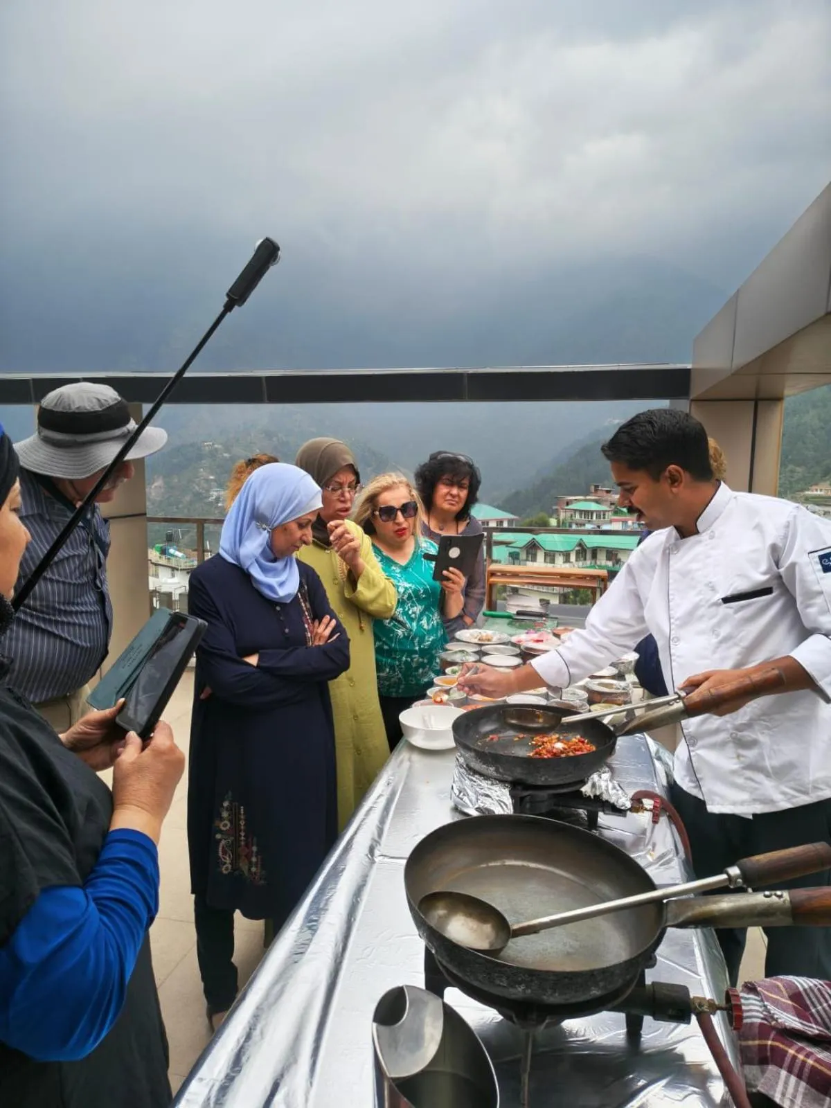 Restaurant/places to eat in Aliza Inn And Suites By SRS Hotels