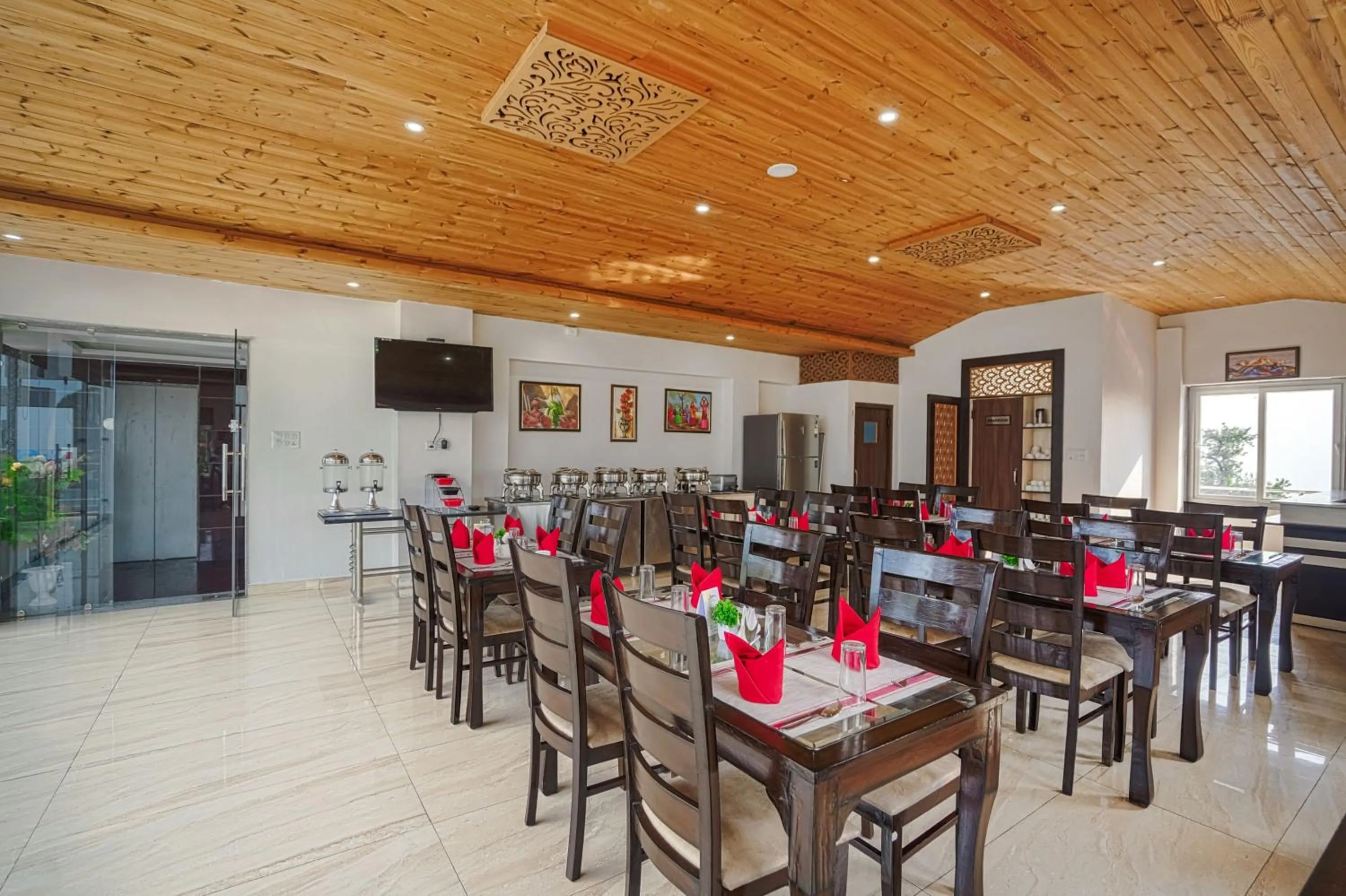 Restaurant/places to eat in Aliza Inn And Suites By SRS Hotels