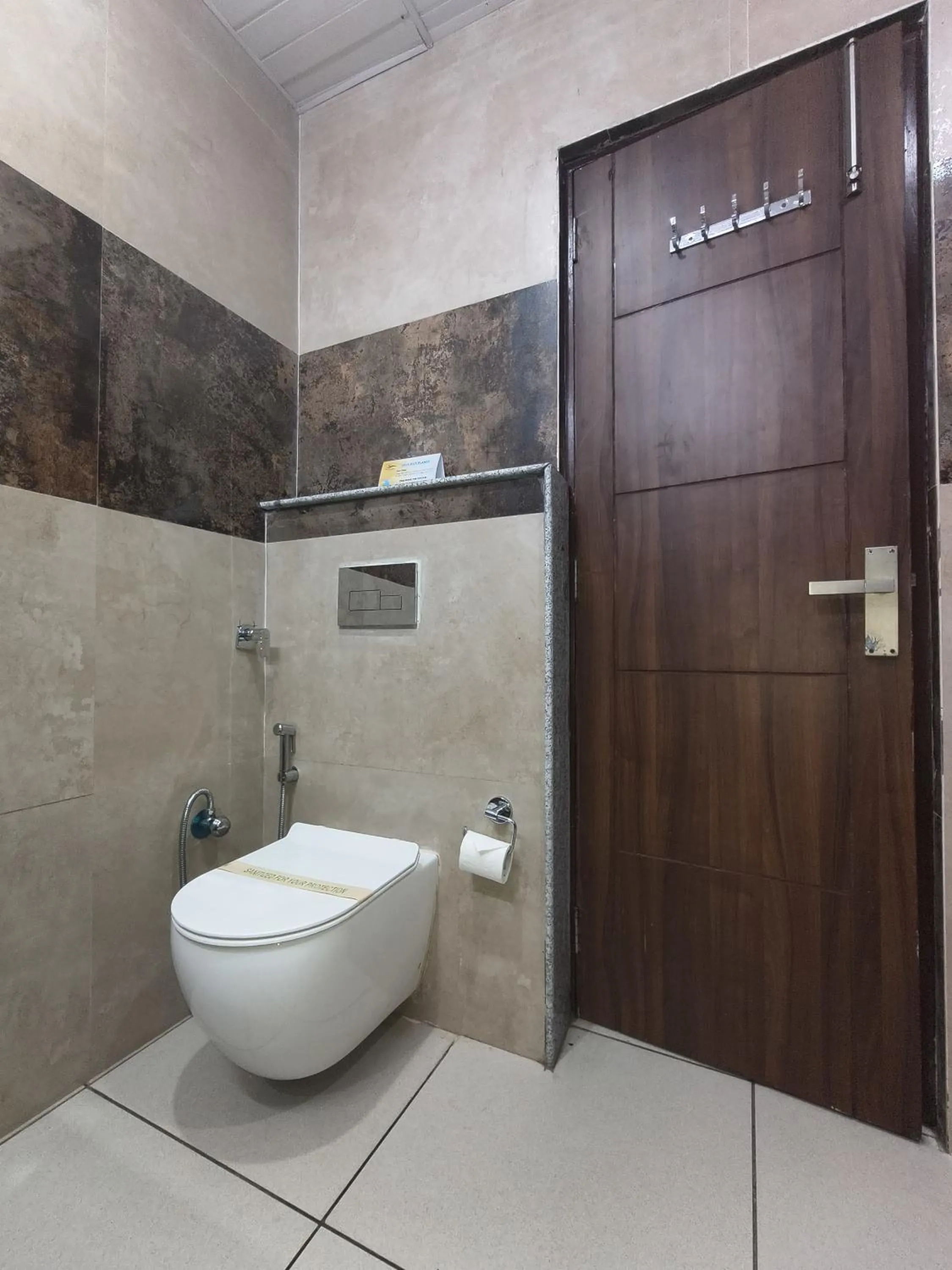 Toilet in Aliza Inn And Suites By SRS Hotels