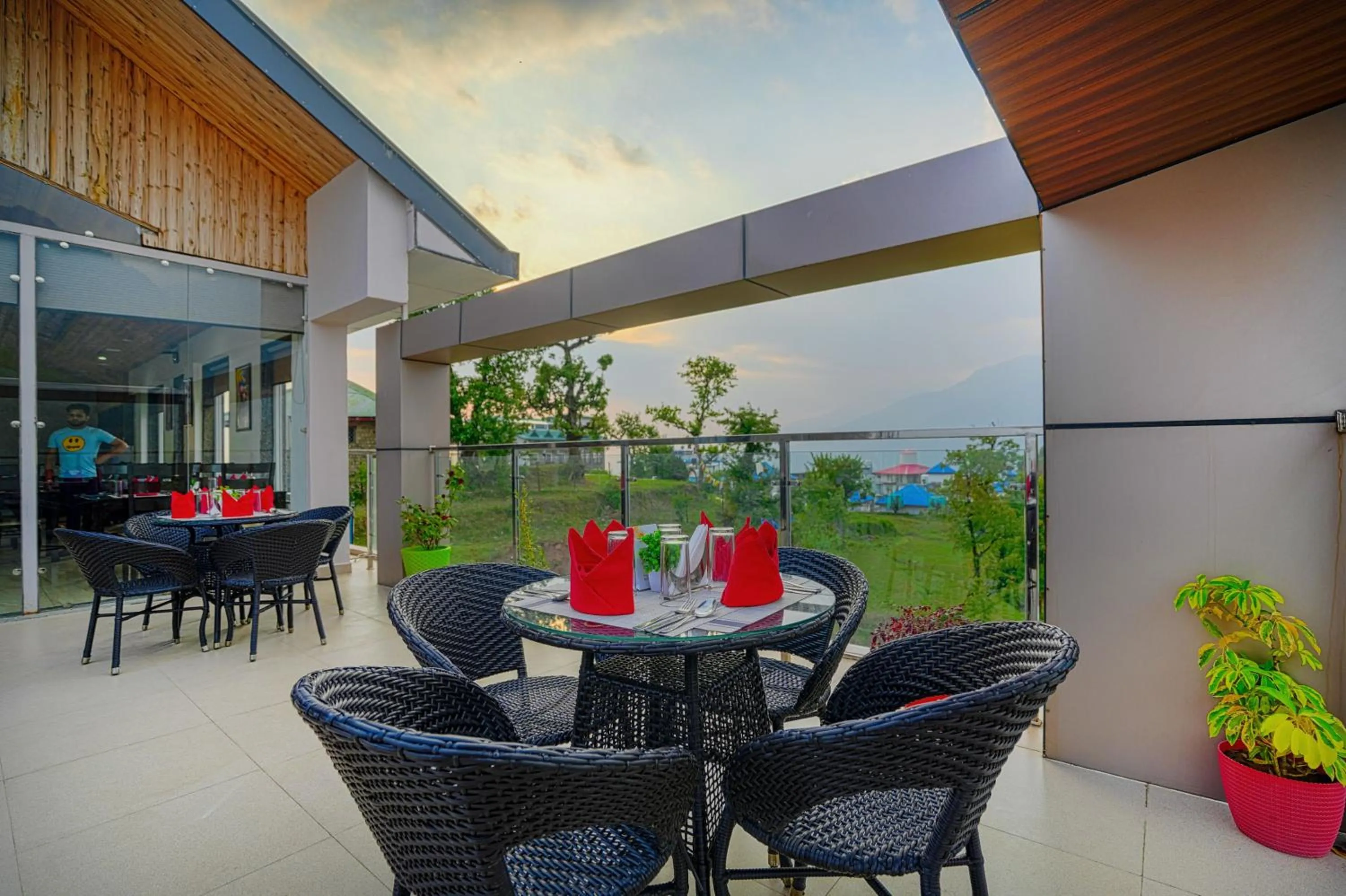 Restaurant/places to eat in Aliza Inn And Suites By SRS Hotels