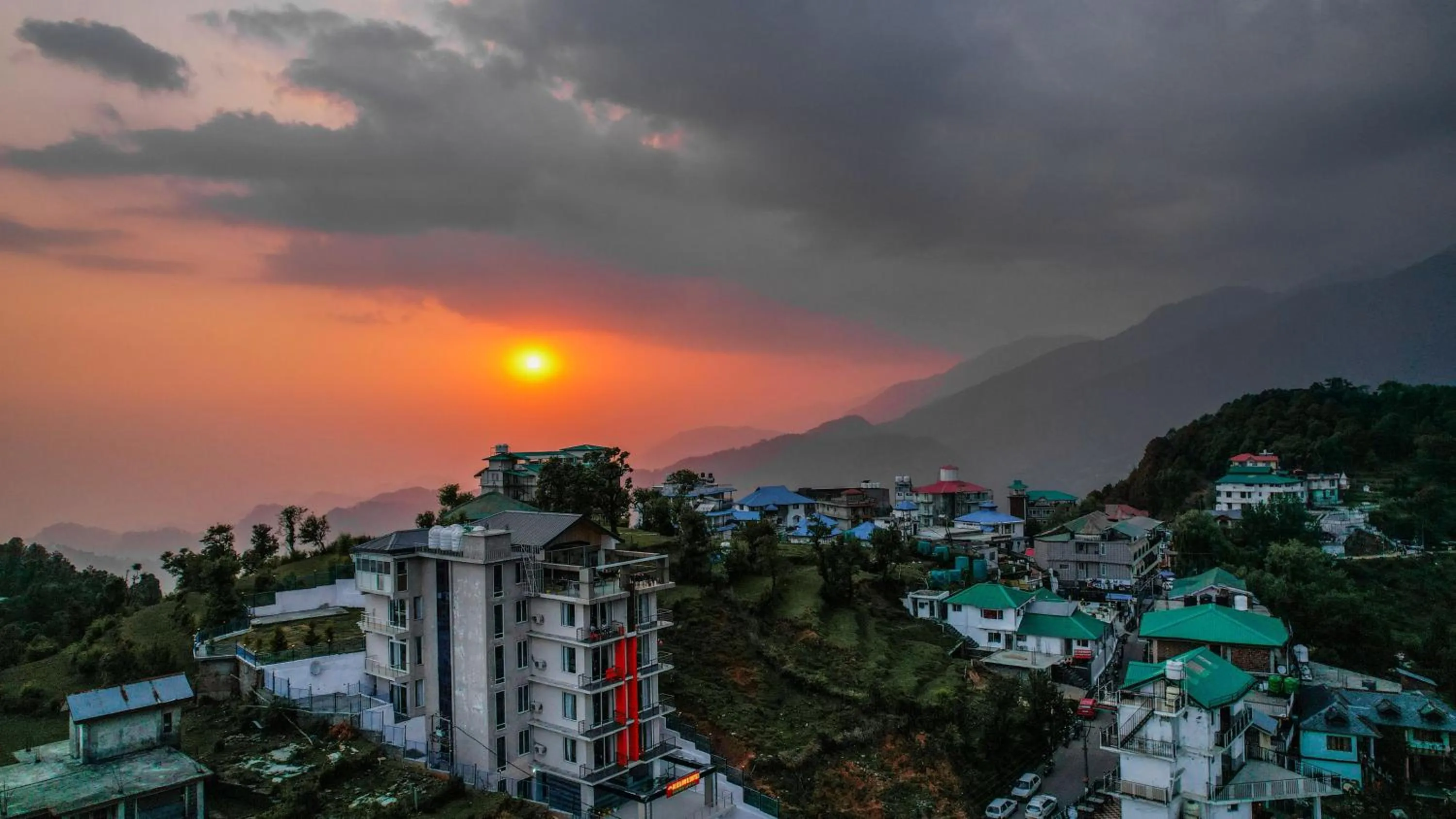 Property building in Aliza Inn And Suites By SRS Hotels