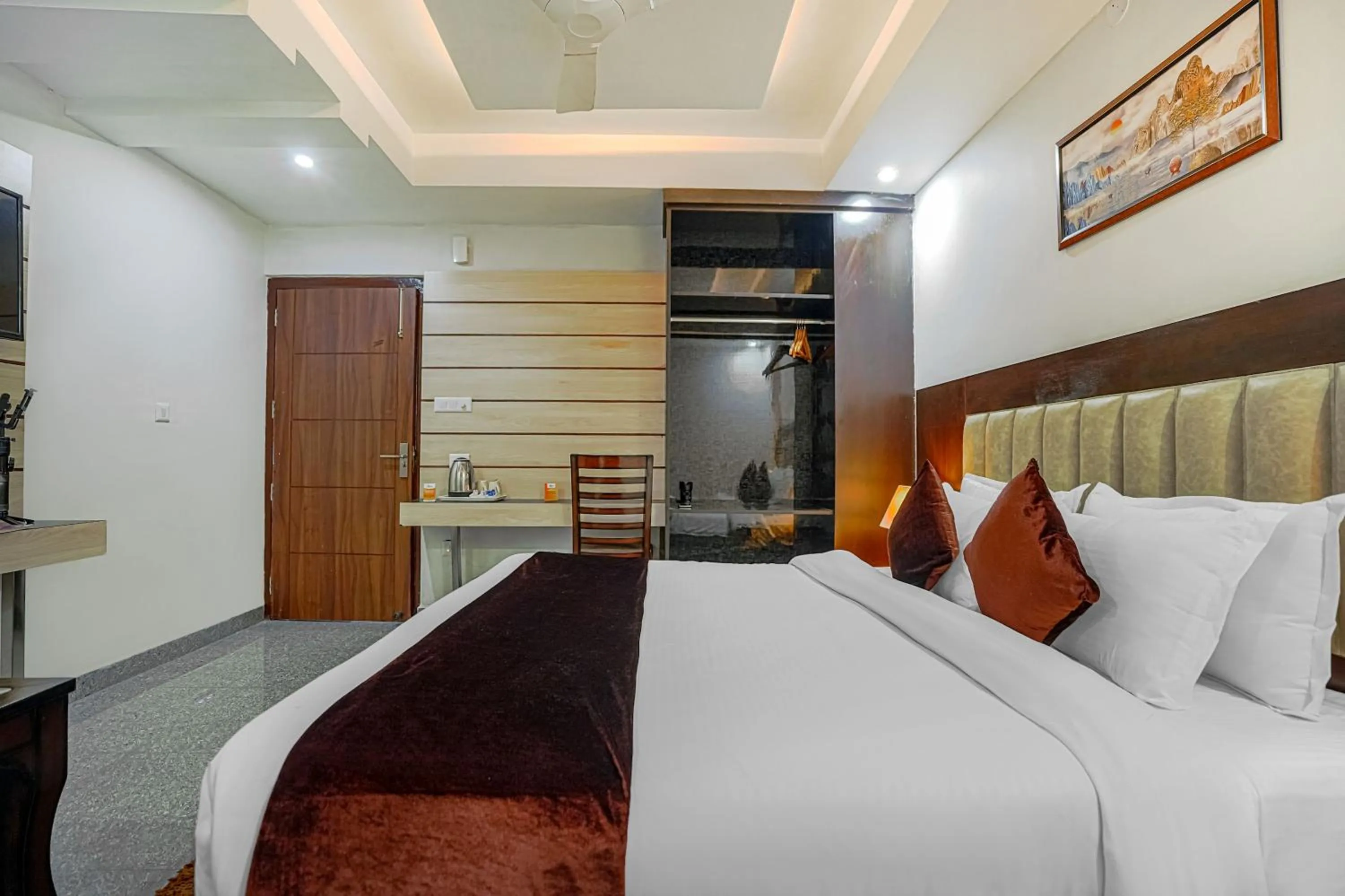 Bed in Aliza Inn And Suites By SRS Hotels