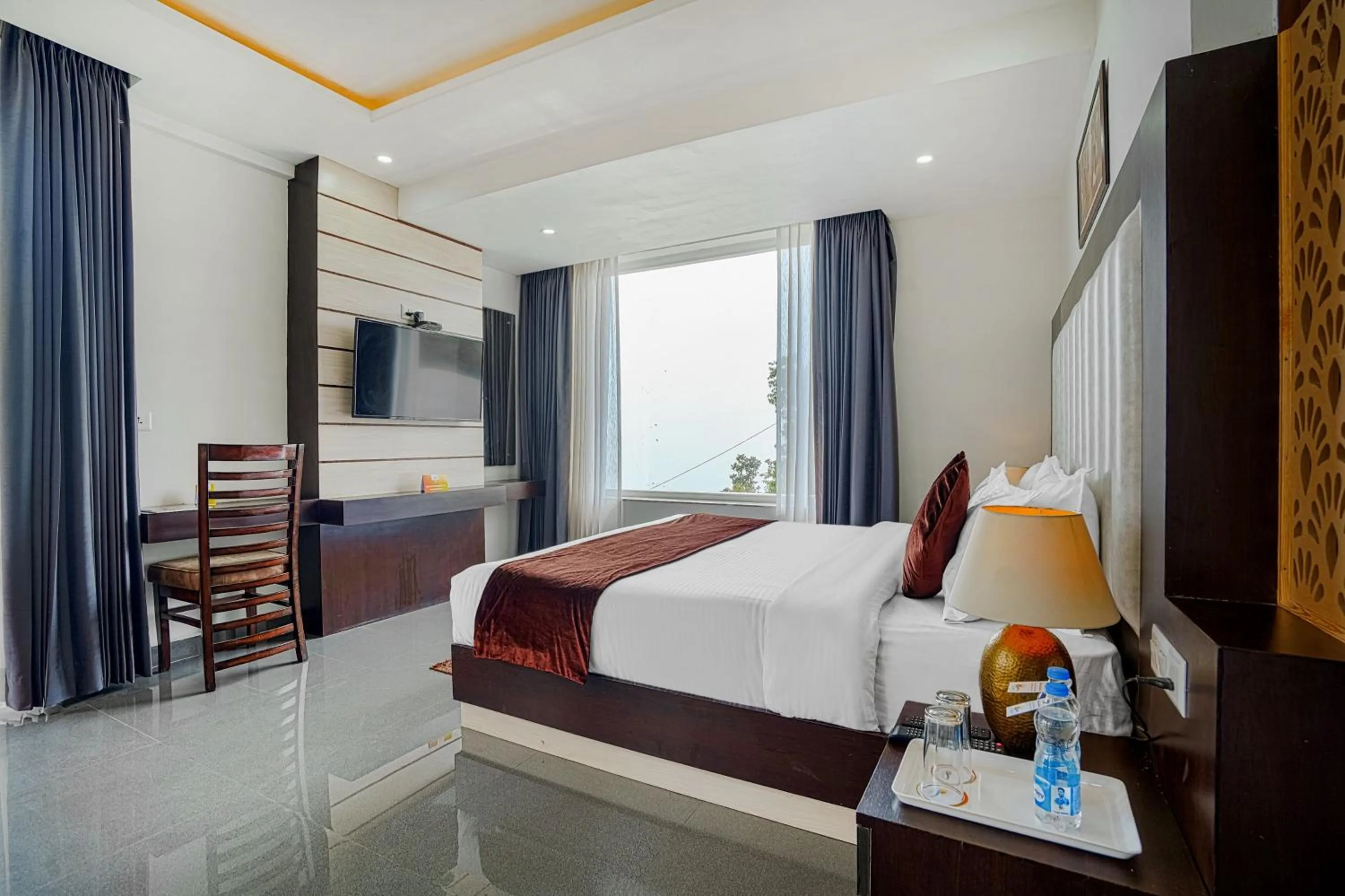 Photo of the whole room, Bed in Aliza Inn And Suites By SRS Hotels