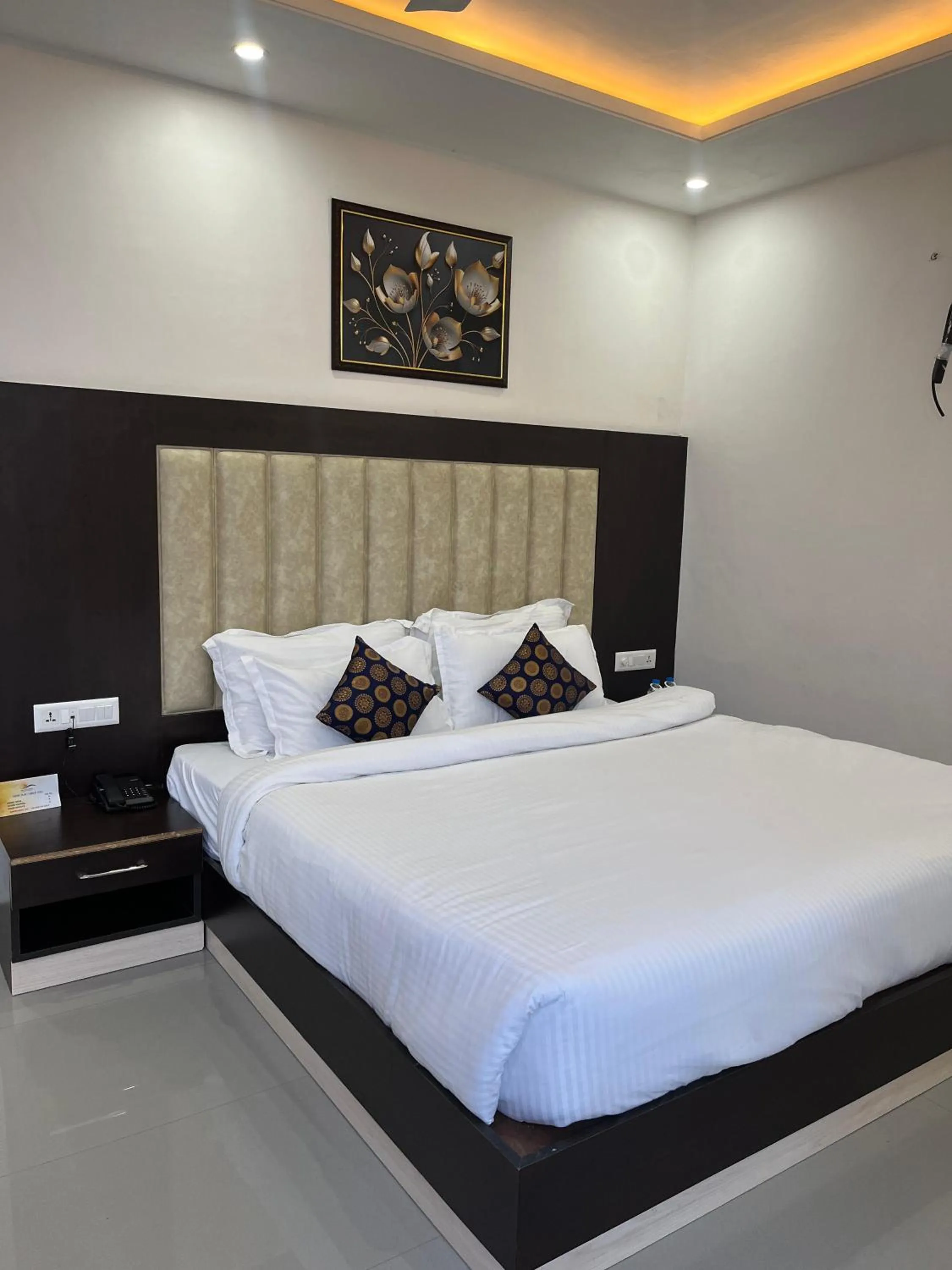 Bed in Aliza Inn And Suites By SRS Hotels