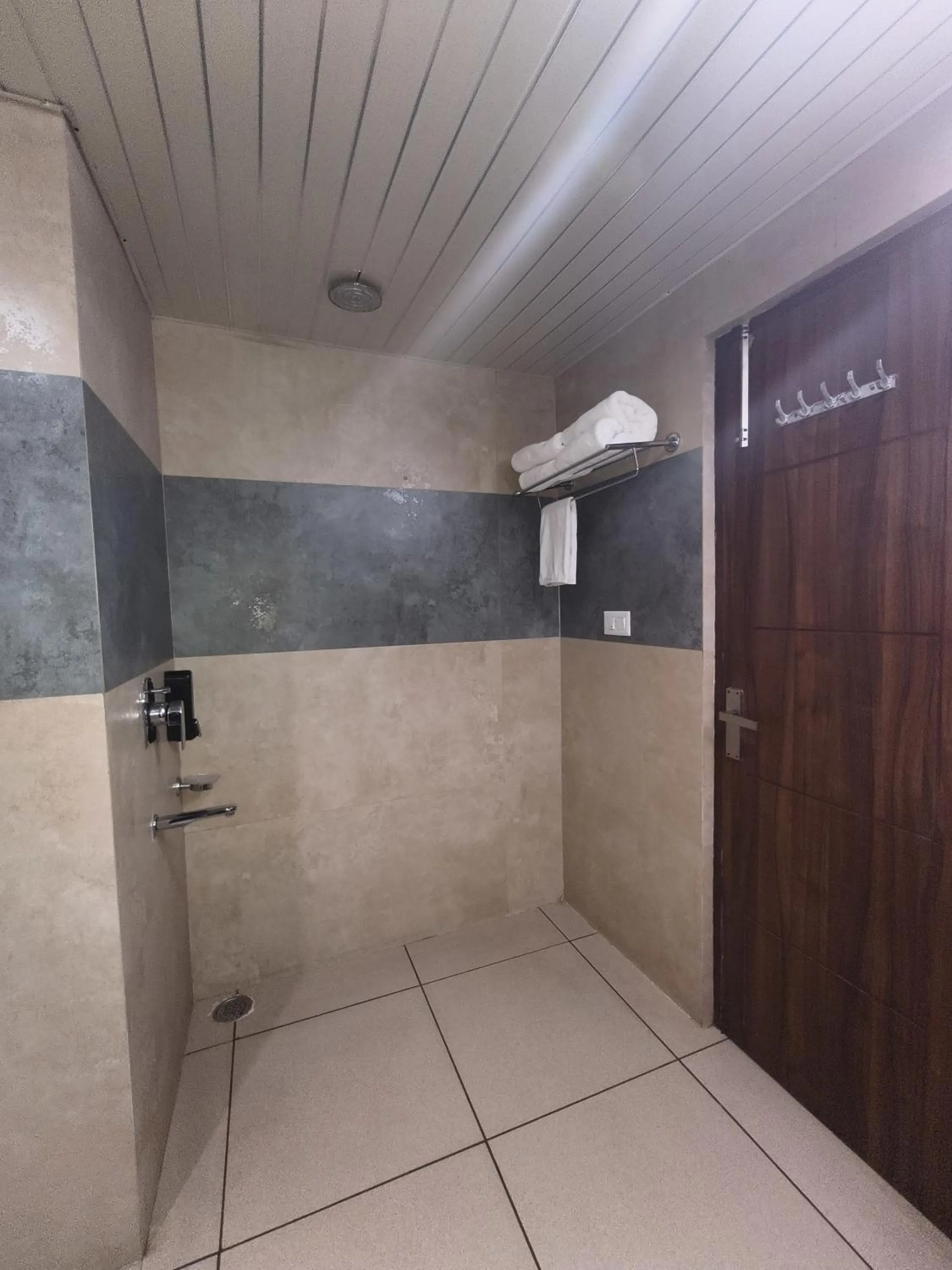 Bathroom in Aliza Inn And Suites By SRS Hotels