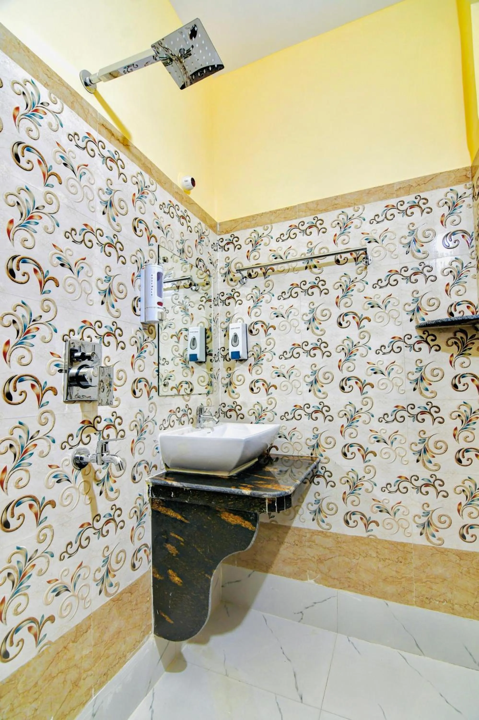 Shower in HOTEL KANAN INN