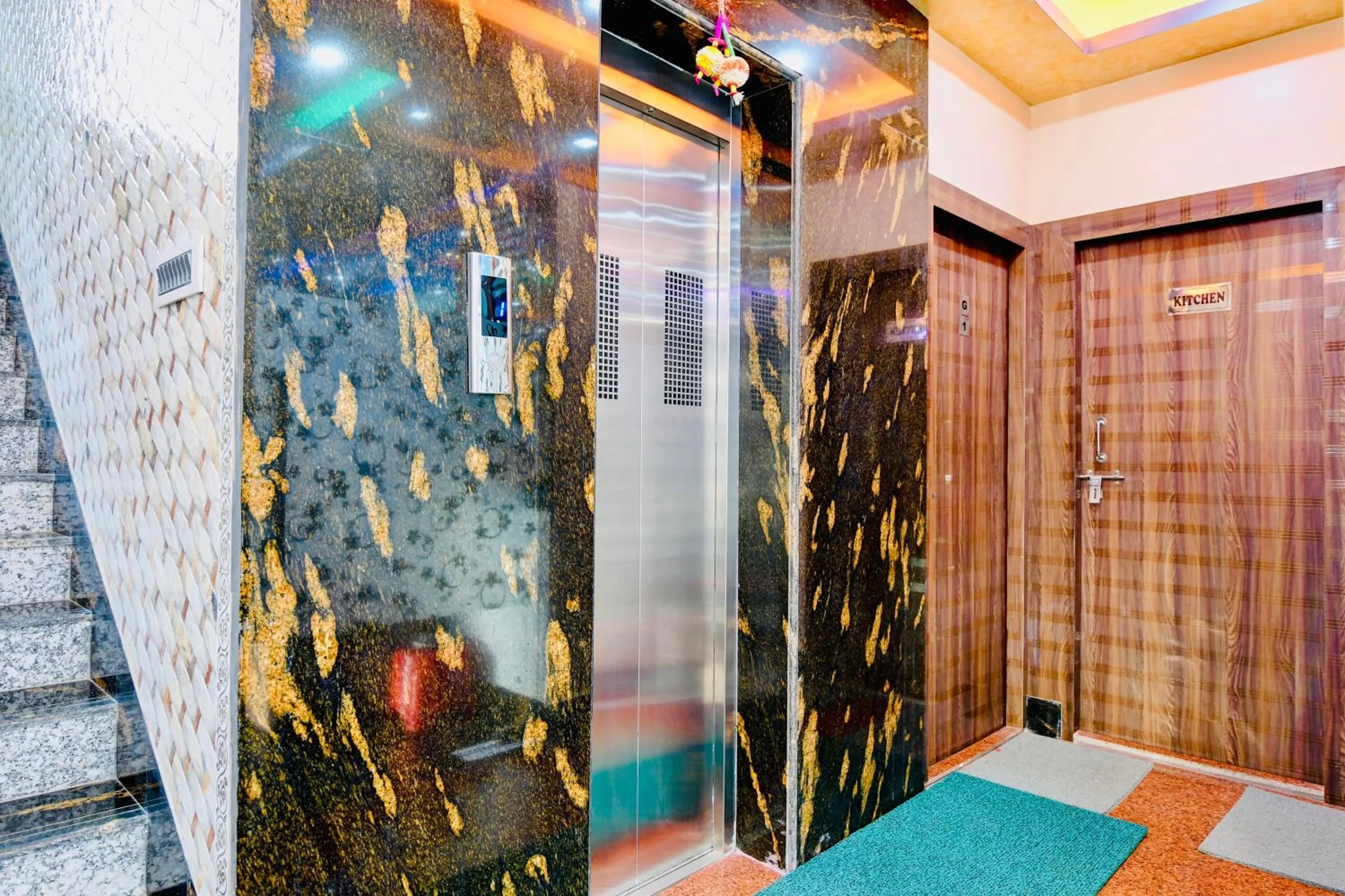 elevator in HOTEL KANAN INN