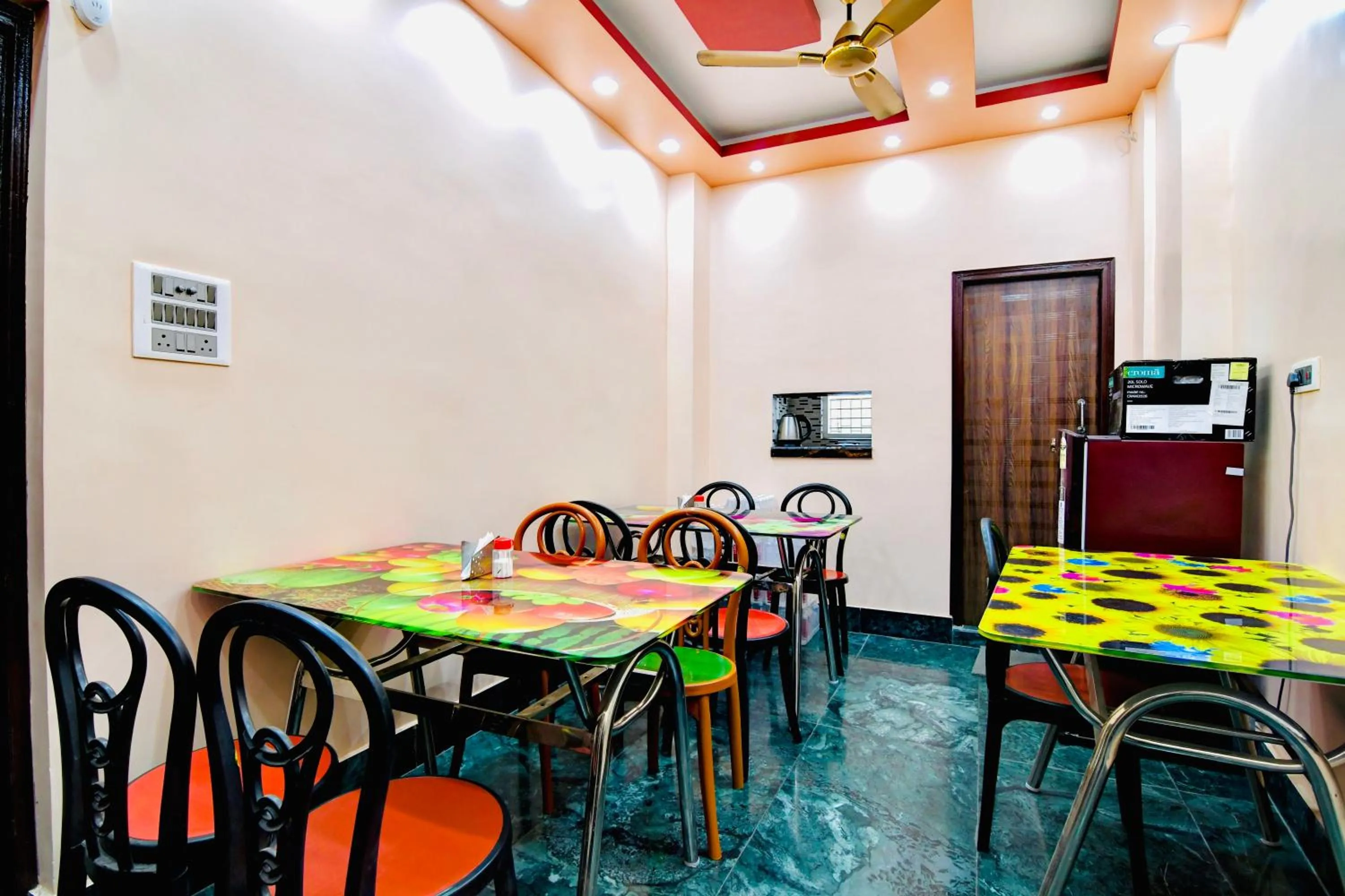 Restaurant/places to eat in HOTEL KANAN INN