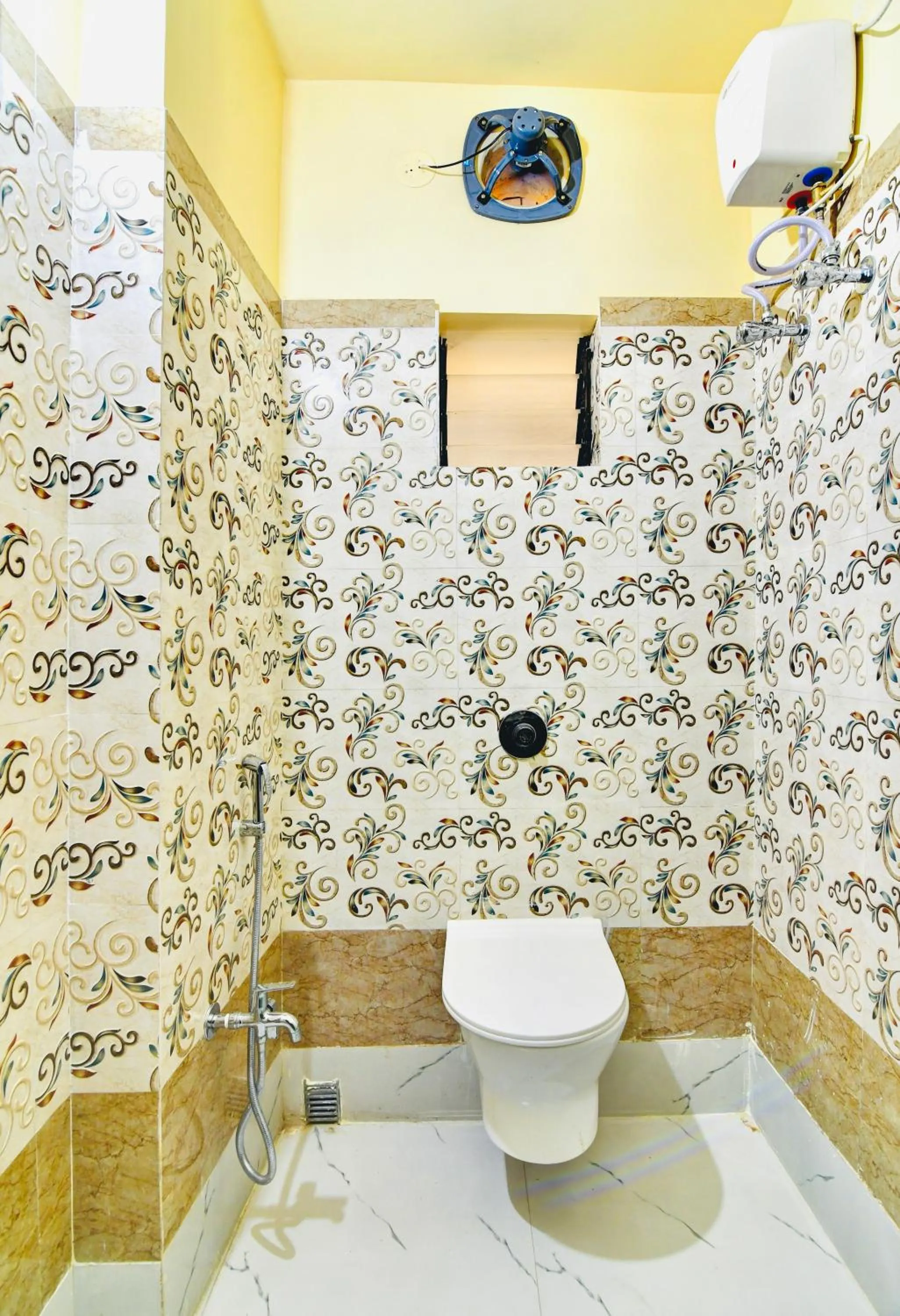 Shower in HOTEL KANAN INN