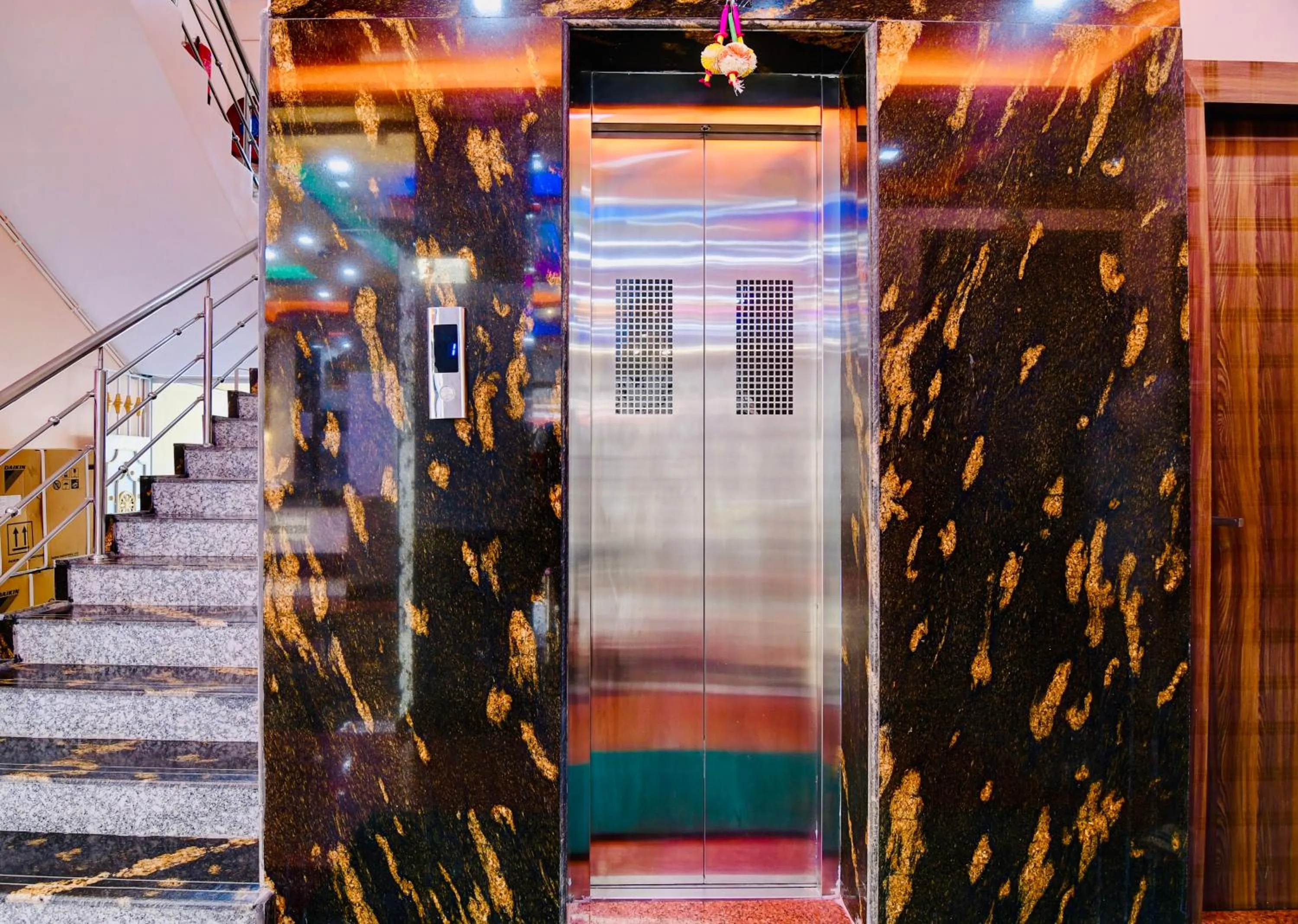 elevator in HOTEL KANAN INN