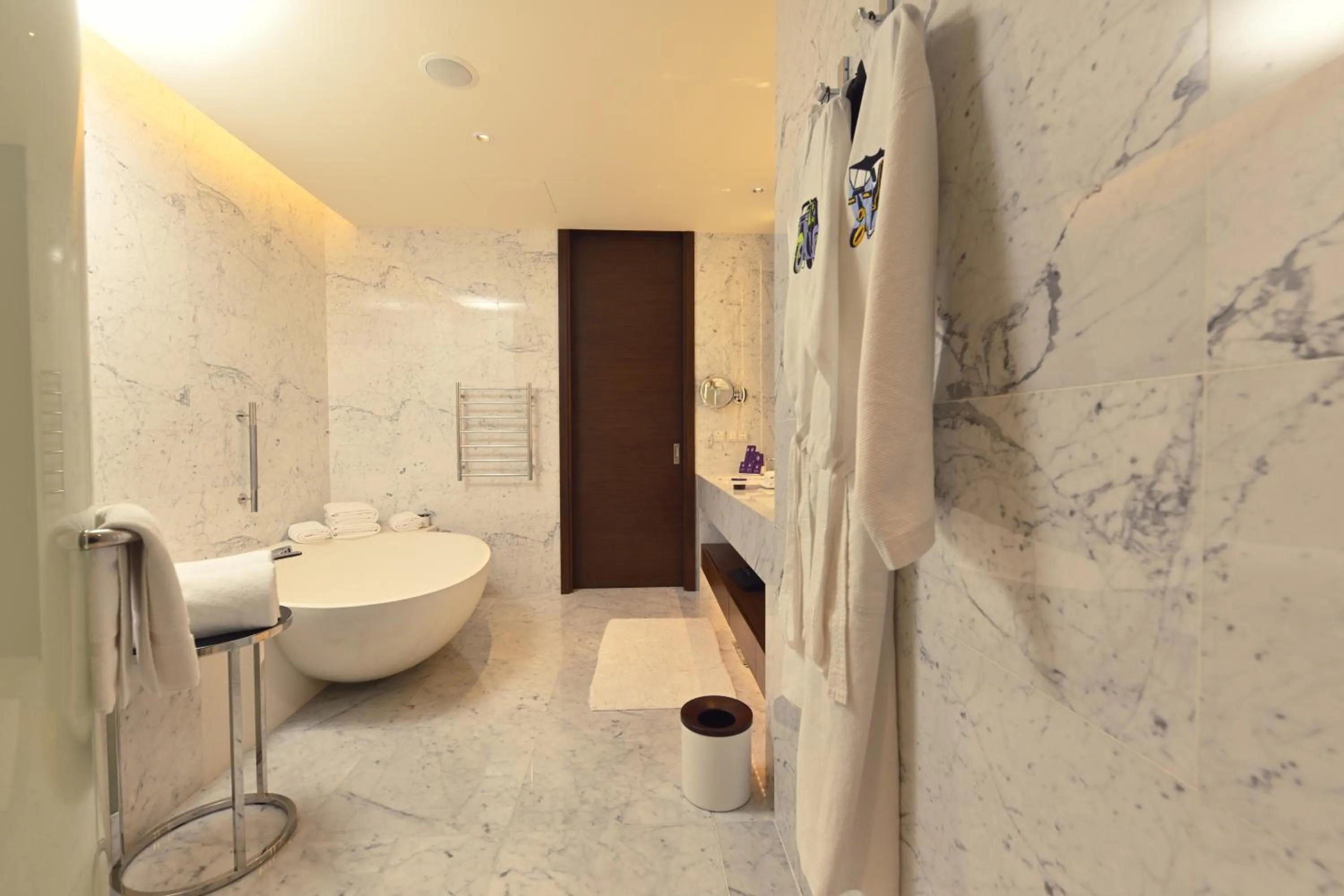 Shower in Cinnamon Life at City of Dreams