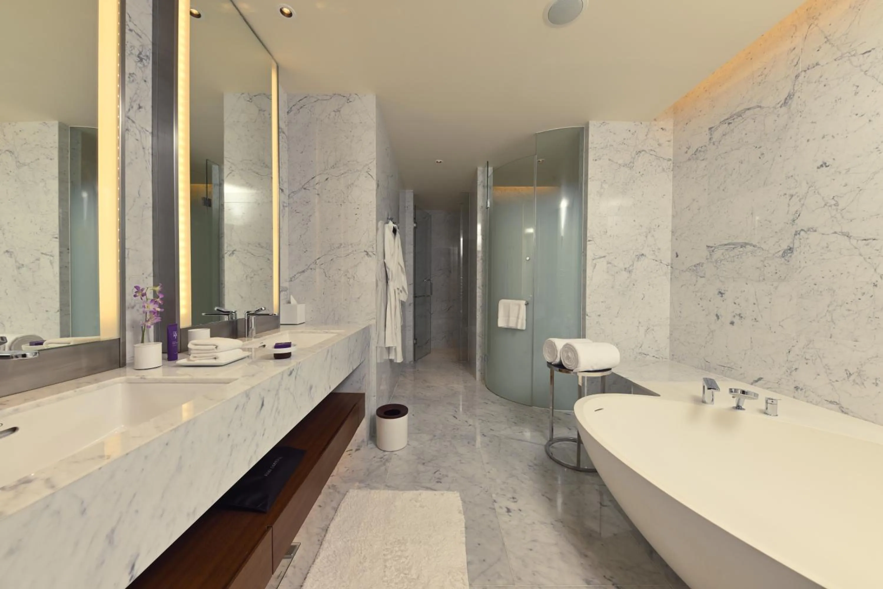 Shower in Cinnamon Life at City of Dreams