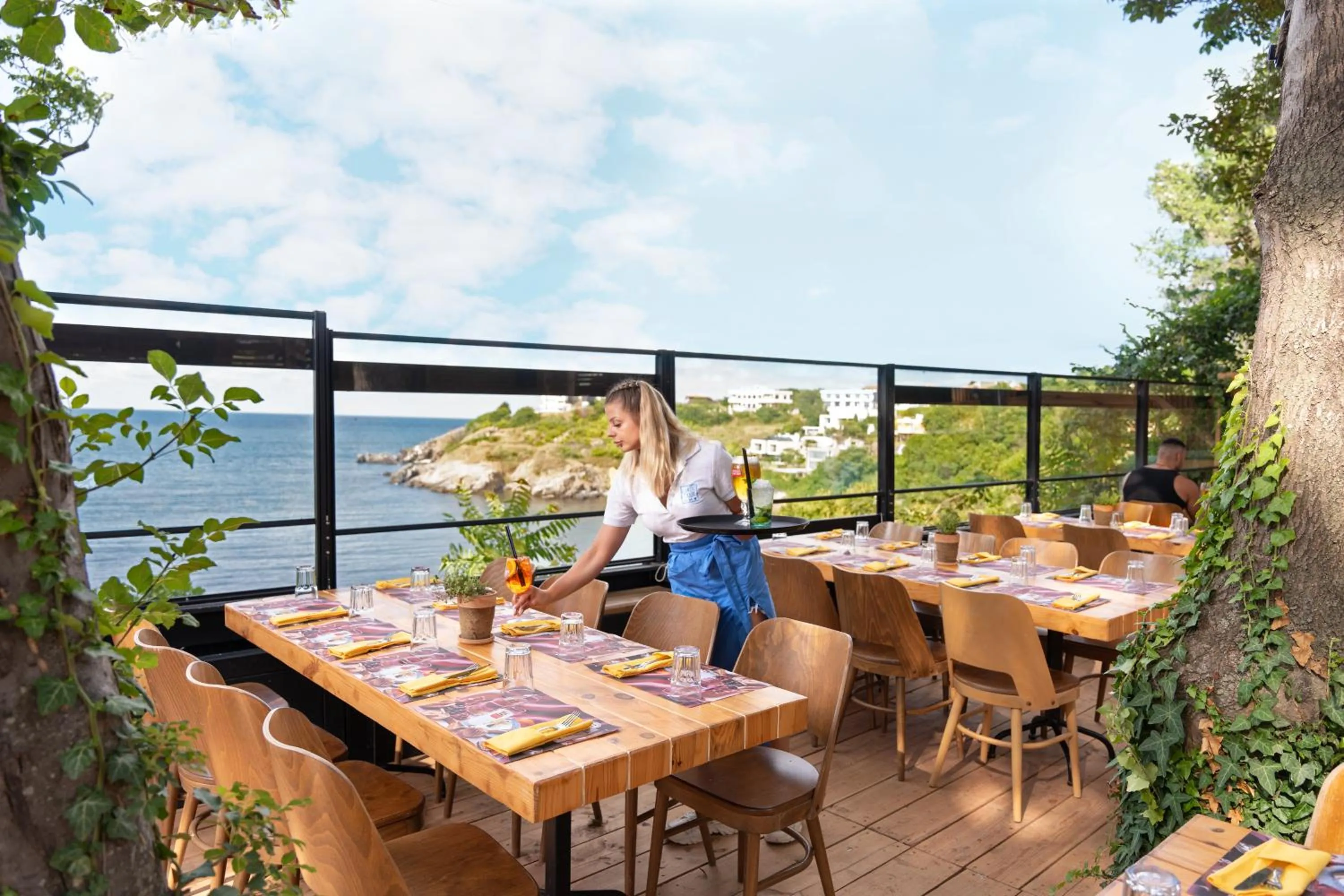 Restaurant/places to eat in PARADISE Bay Hotel