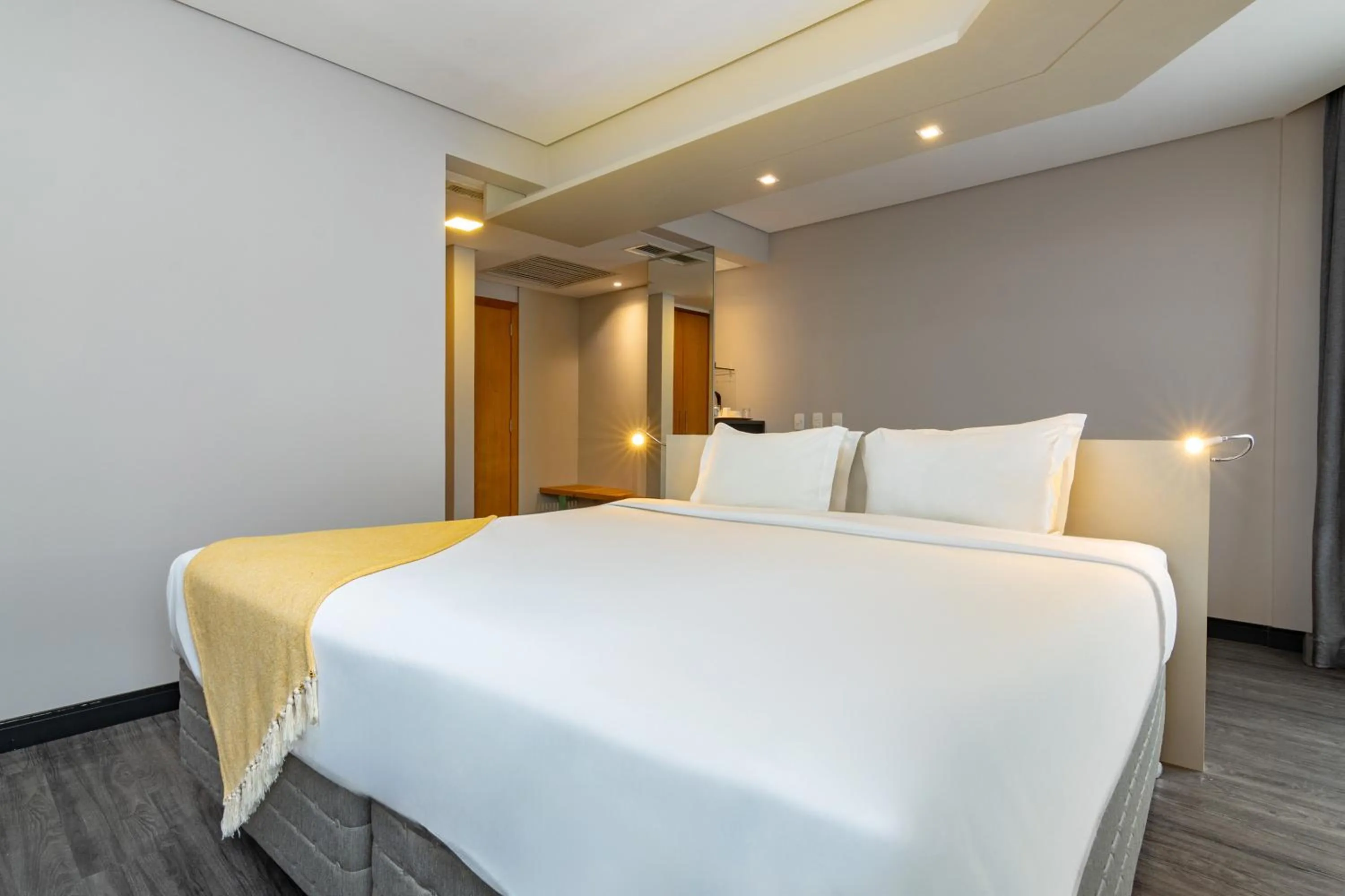 Photo of the whole room, Bed in Mercure Florianópolis