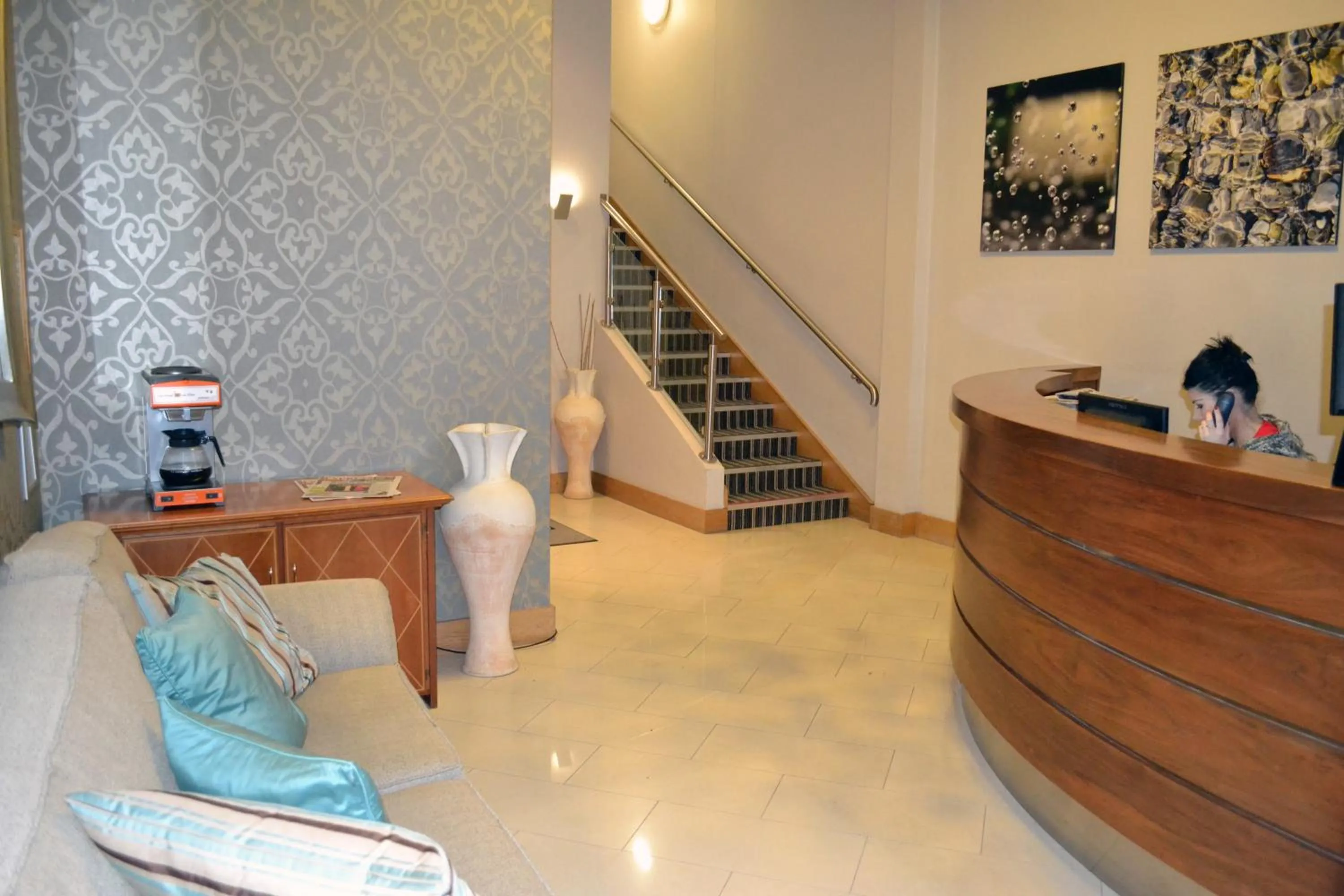 Lobby or reception in Carrick Plaza Suites and Apartments