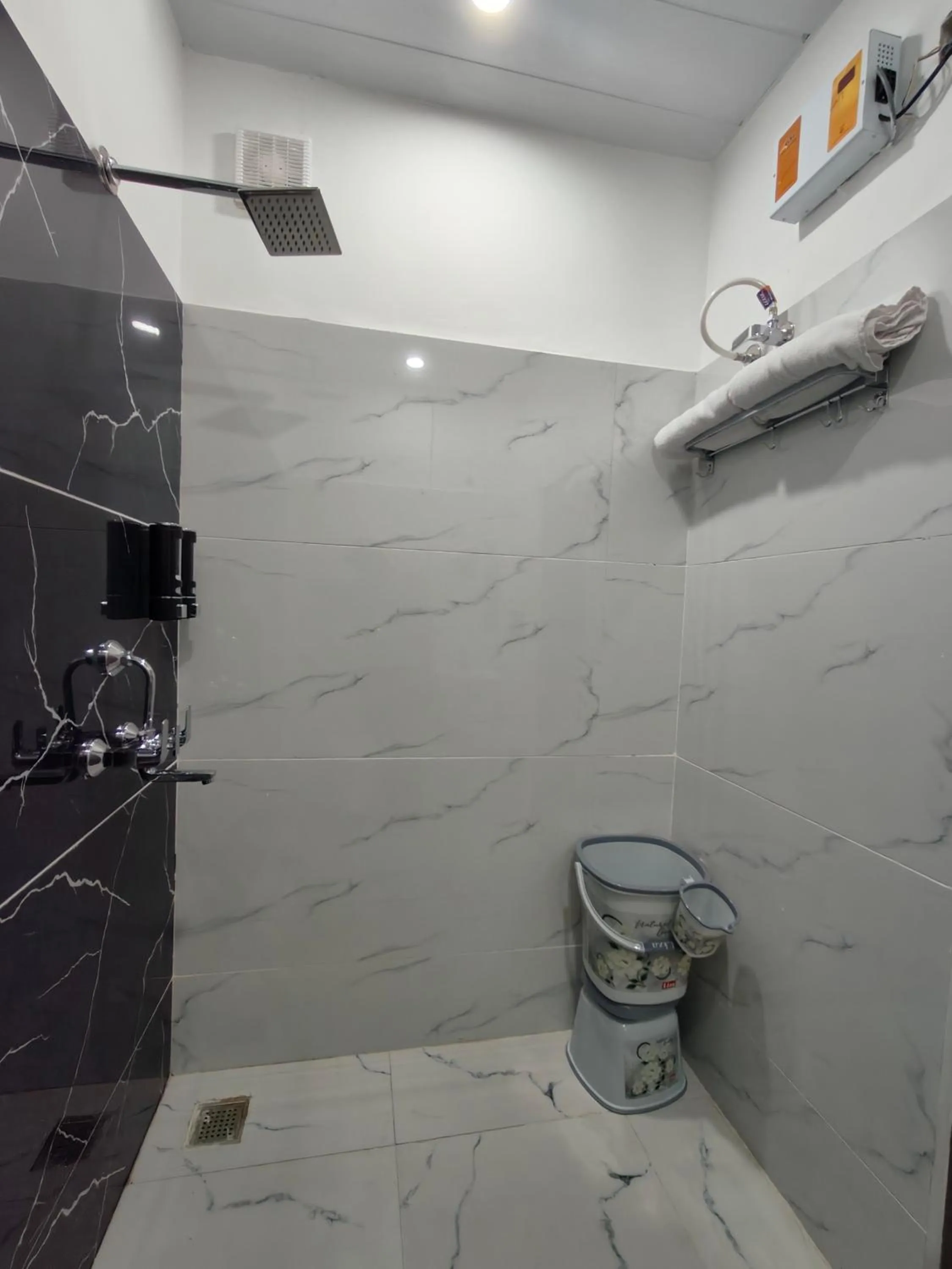 Shower in Golden Oak- 5 min walk from golden temple