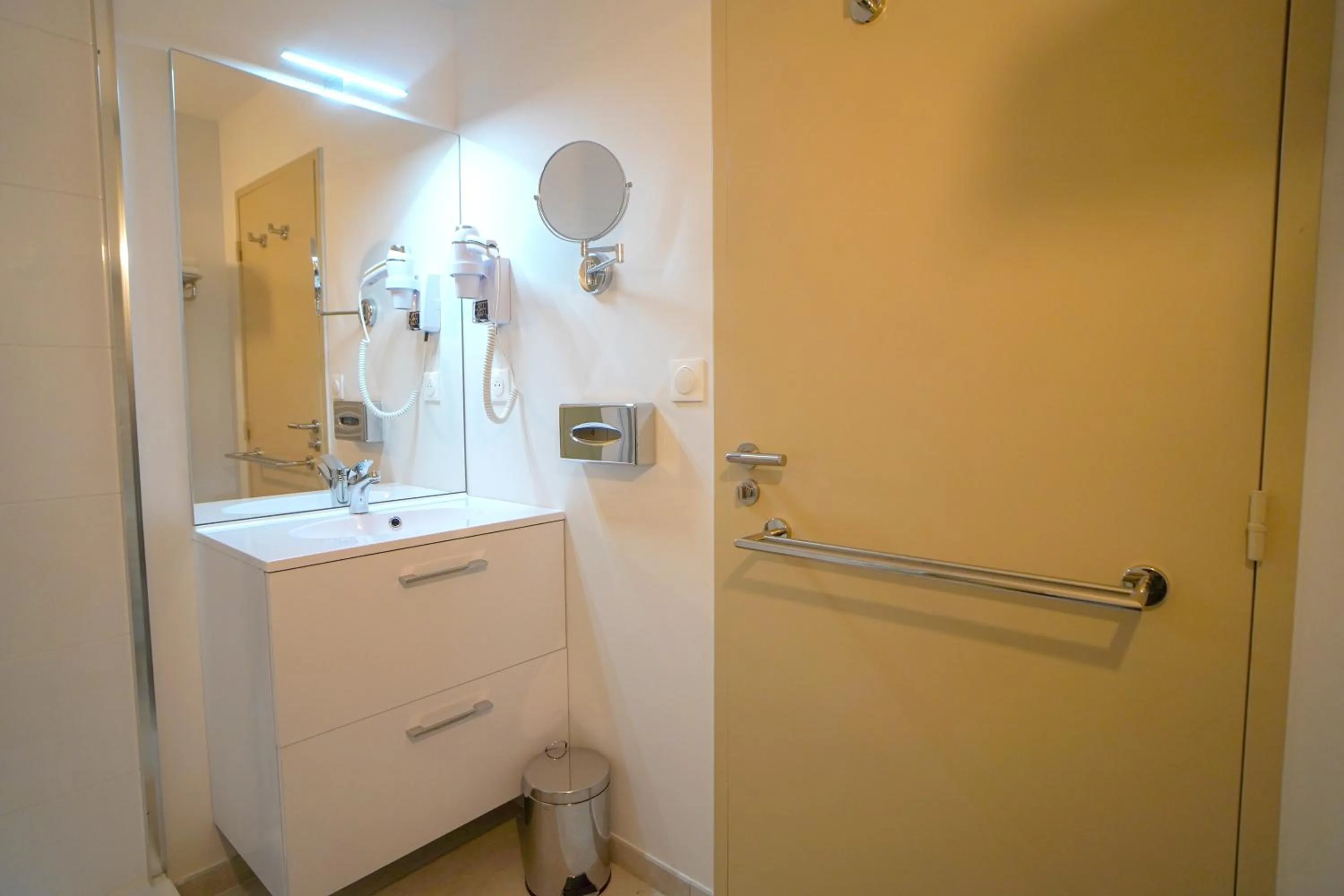 Bathroom in Hôtel de la Croix Blanche