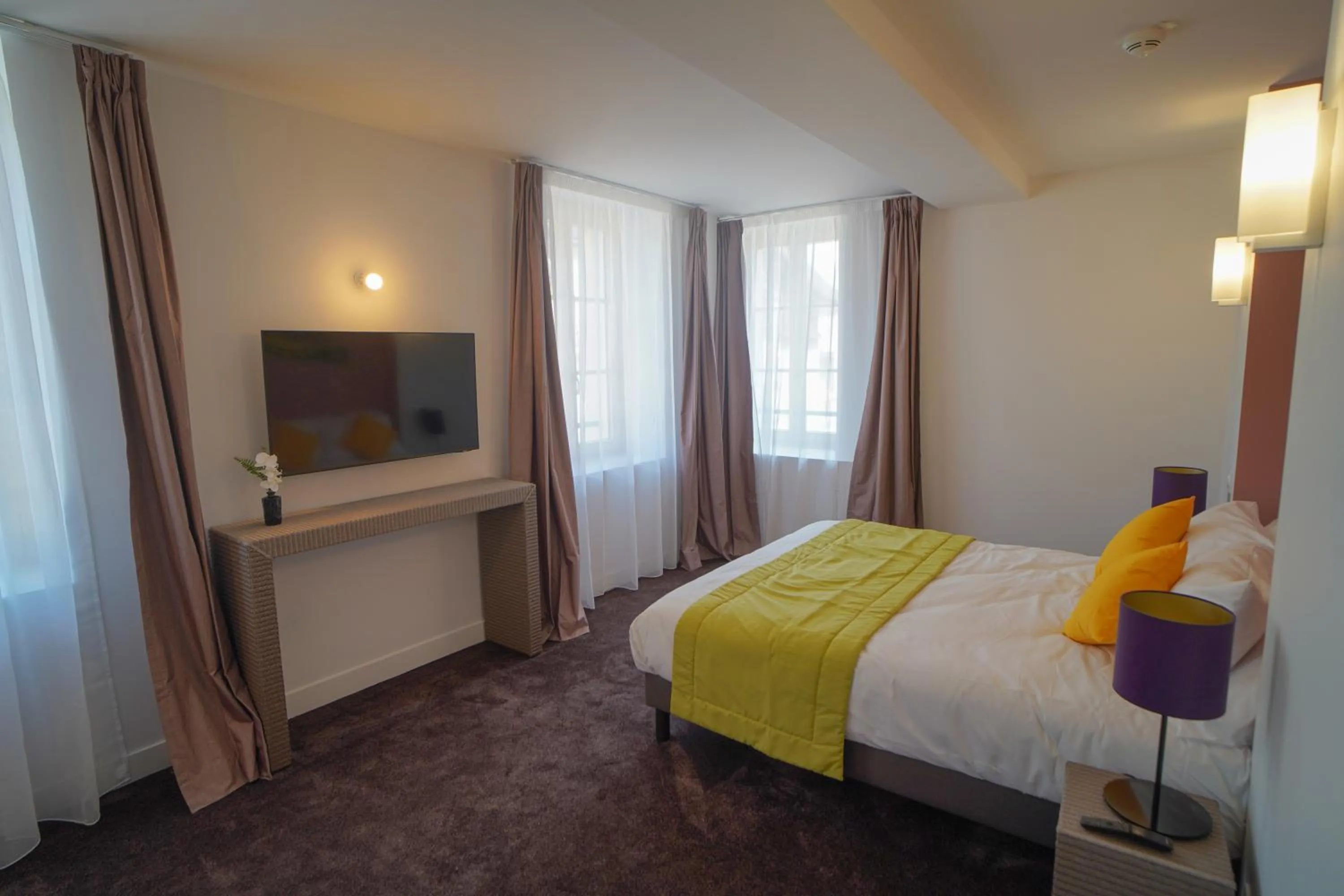 TV and multimedia, Bed in Hôtel de la Croix Blanche