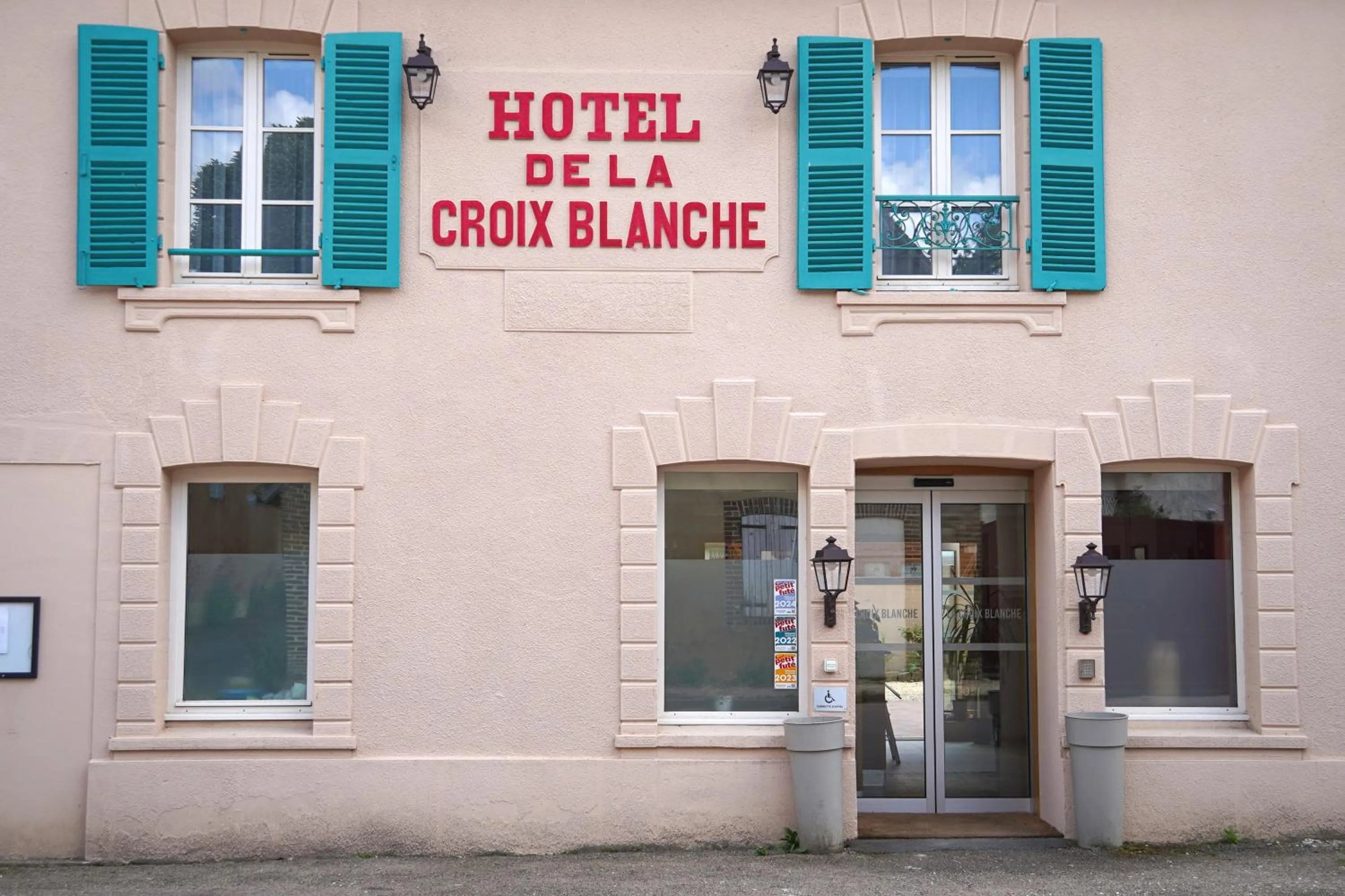 Facade/entrance in Hôtel de la Croix Blanche