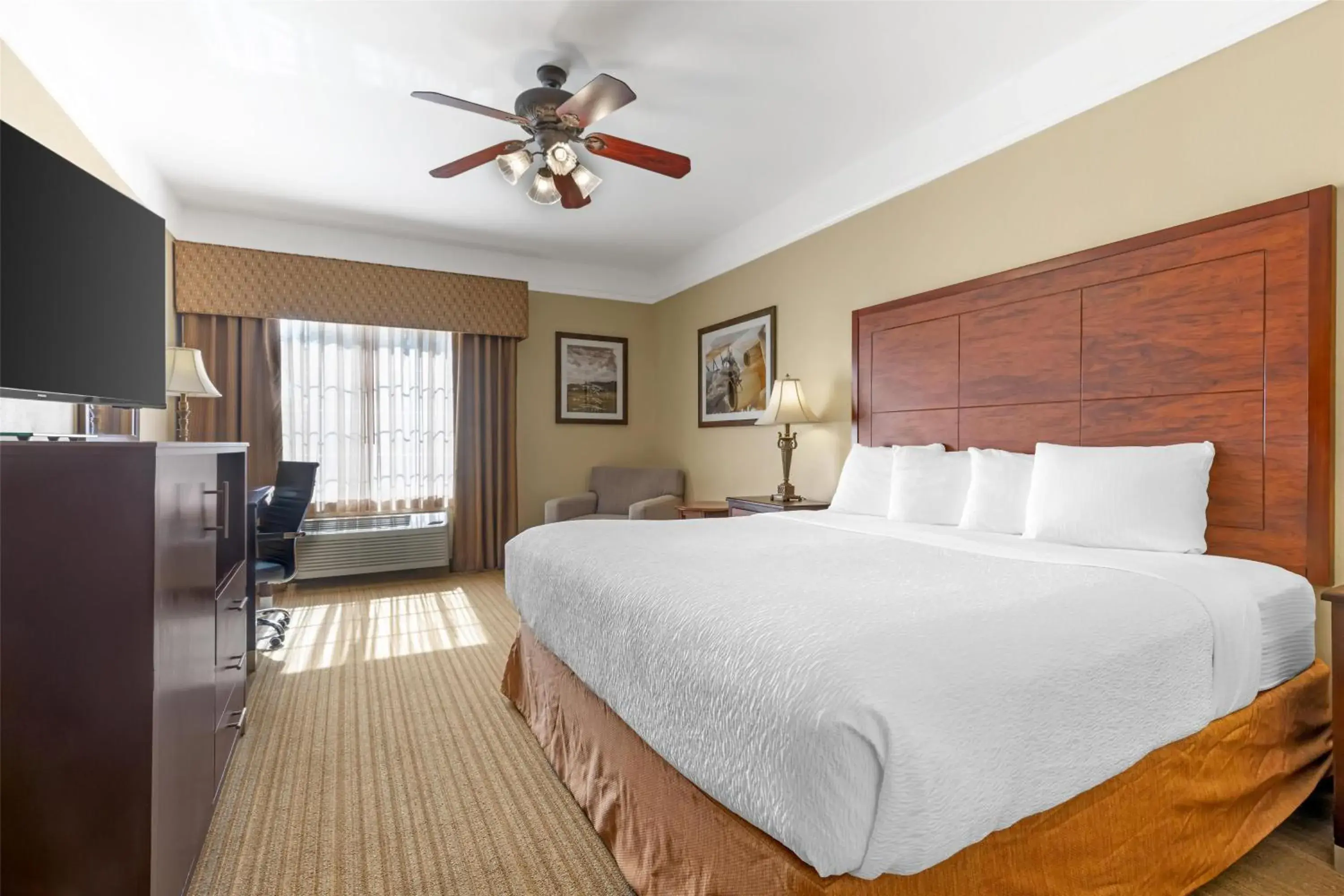 King Suite with Walk-In Shower - Disability Access/Non-Smoking in Best Western Plus Monica Royale Inn & Suites King Suite with Walk-In Shower - Disability Access/Non-Smoking in Best Western Plus Monica Royale Inn & Suites