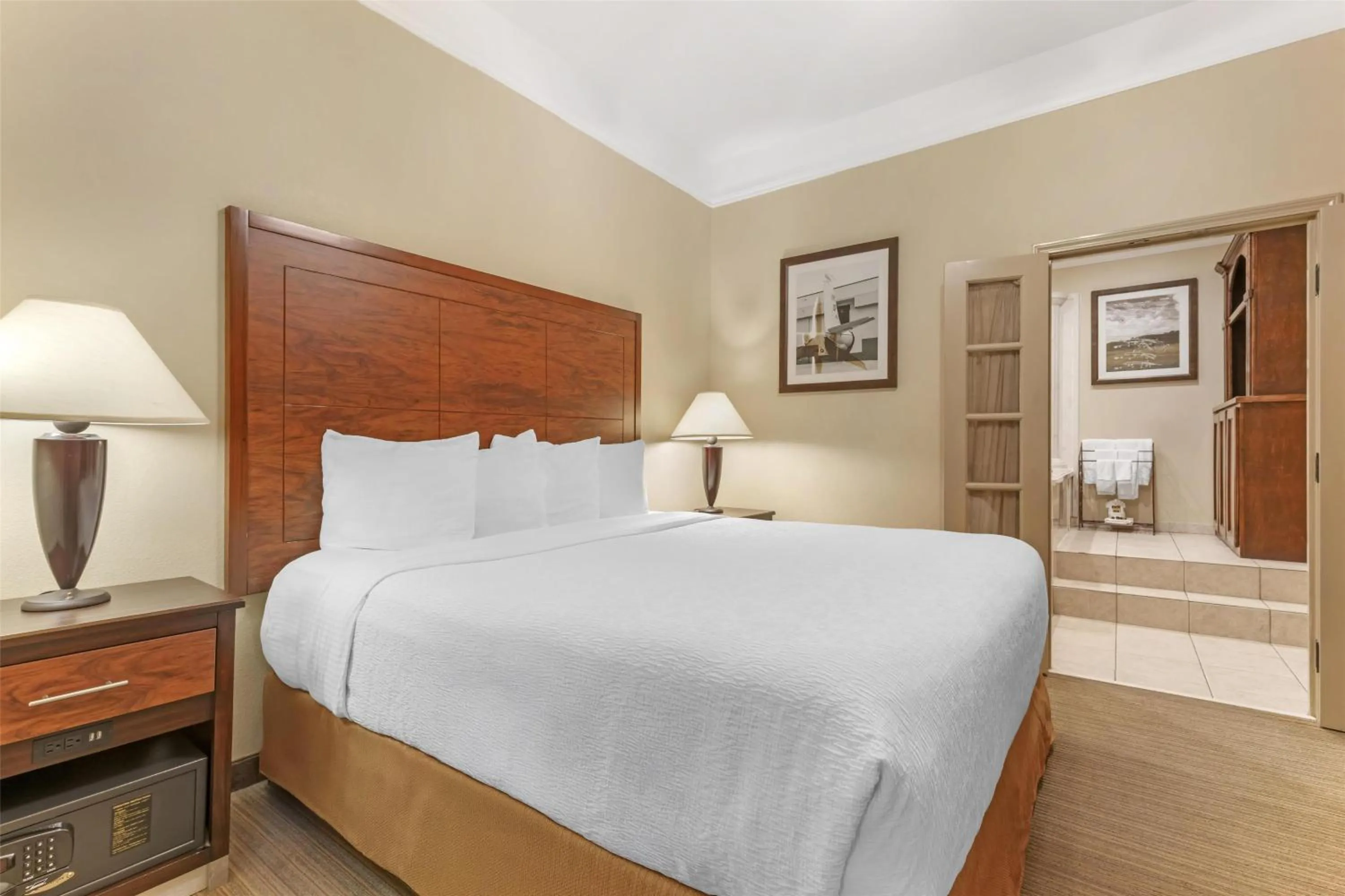 Photo of the whole room, Bed in Best Western Plus Monica Royale Inn & Suites