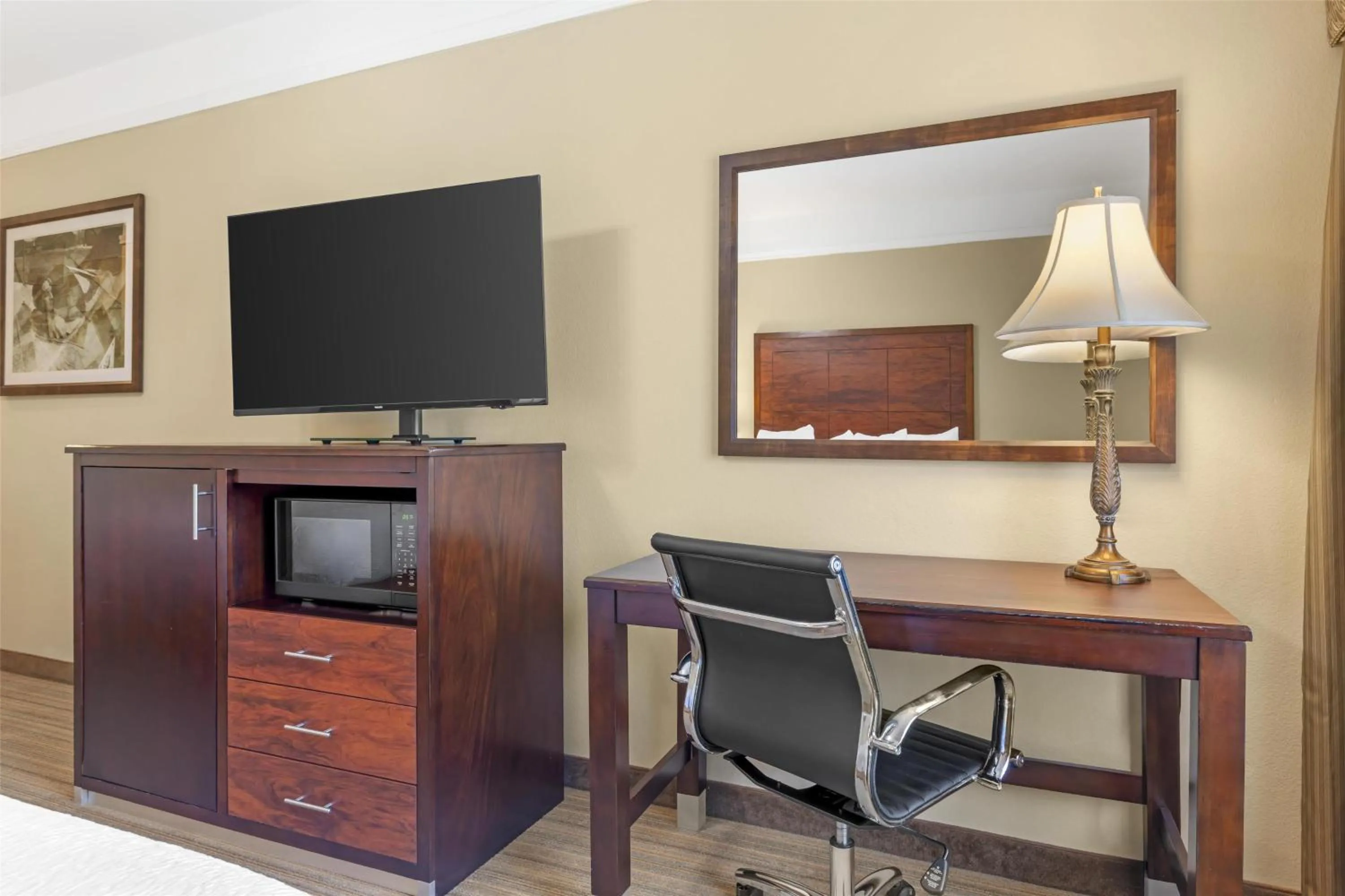 Bedroom in Best Western Plus Monica Royale Inn & Suites