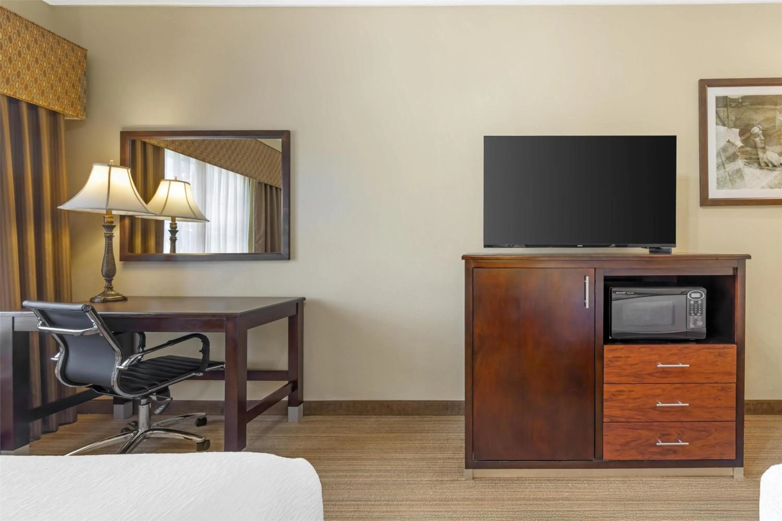 Bedroom in Best Western Plus Monica Royale Inn & Suites