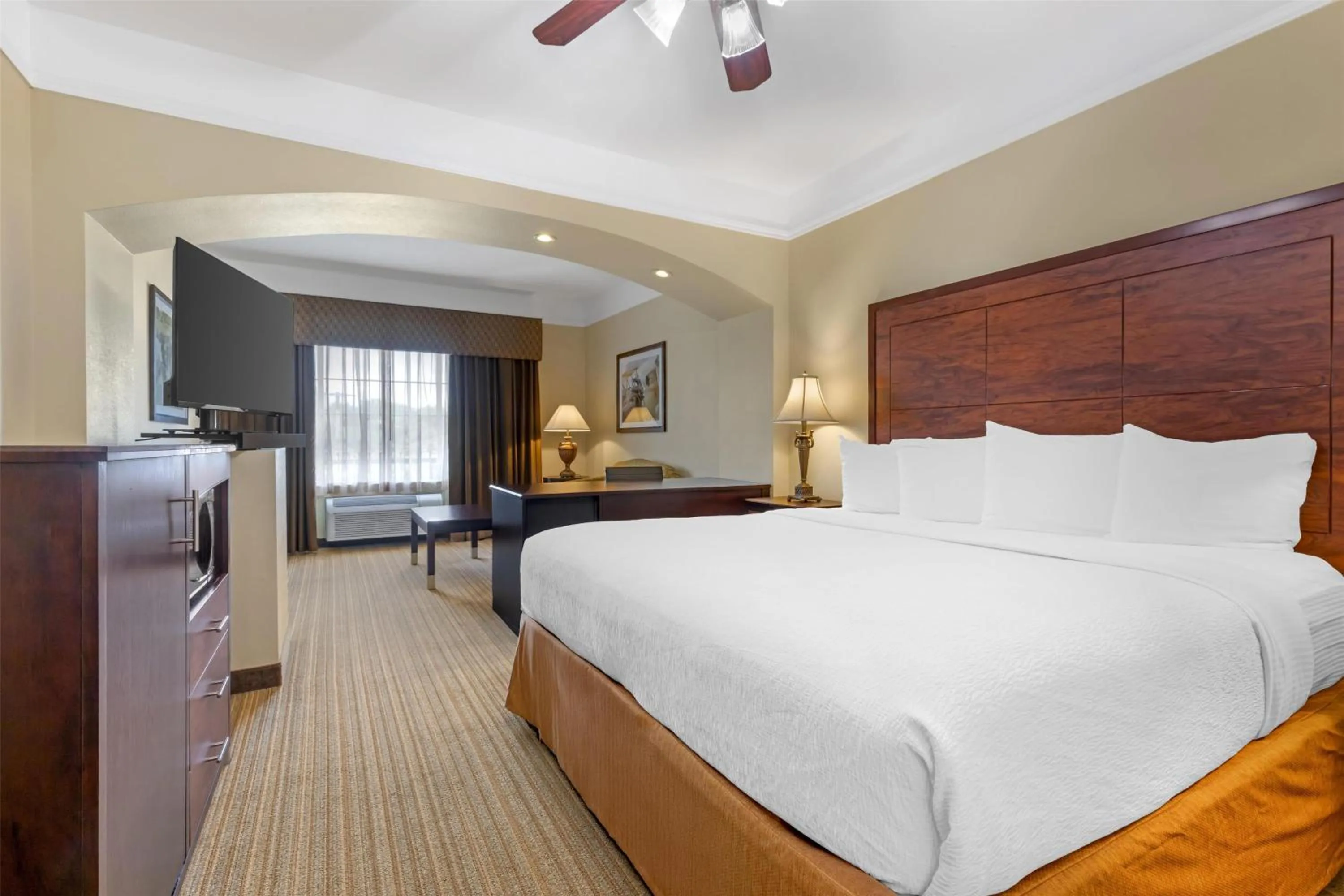 Photo of the whole room, Bed in Best Western Plus Monica Royale Inn & Suites