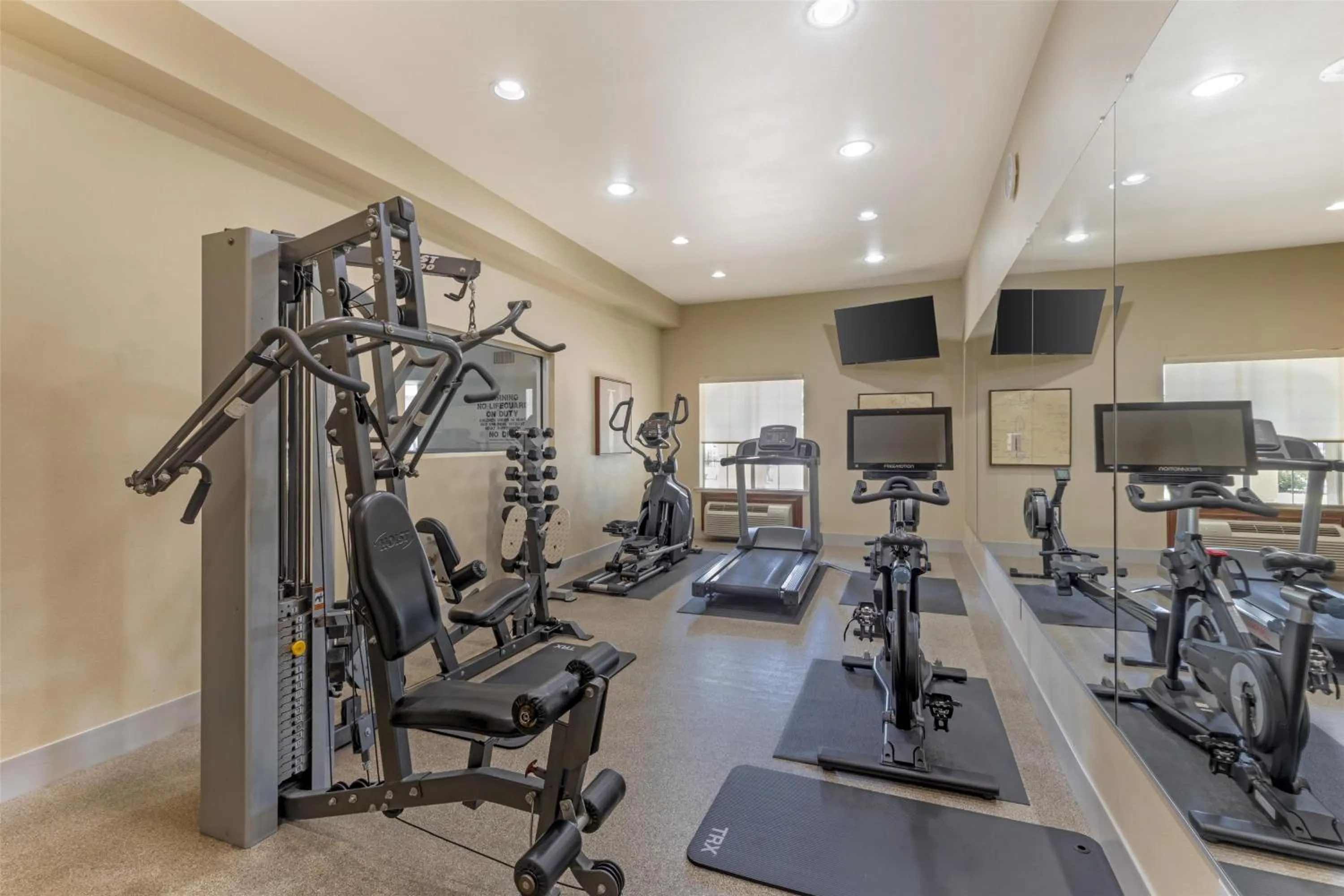Fitness centre/facilities in Best Western Plus Monica Royale Inn & Suites