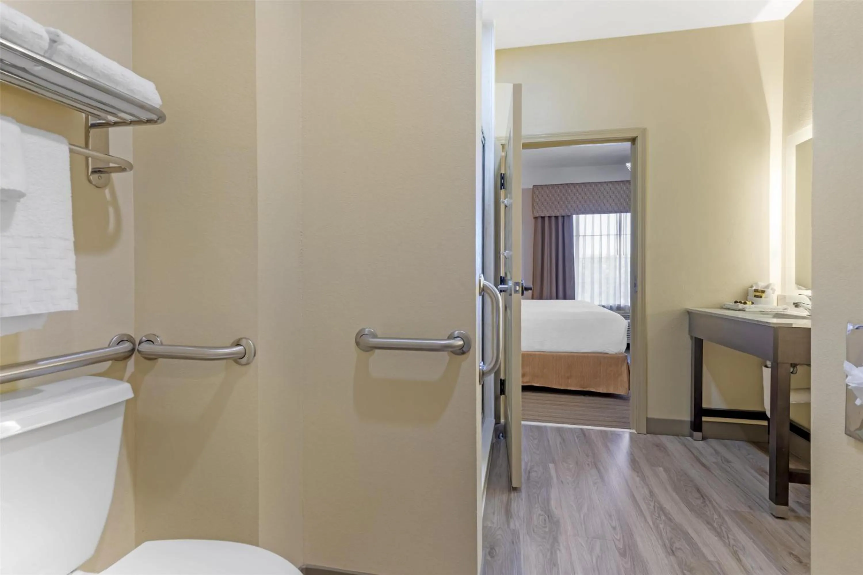 Bathroom, Bed in Best Western Plus Monica Royale Inn & Suites