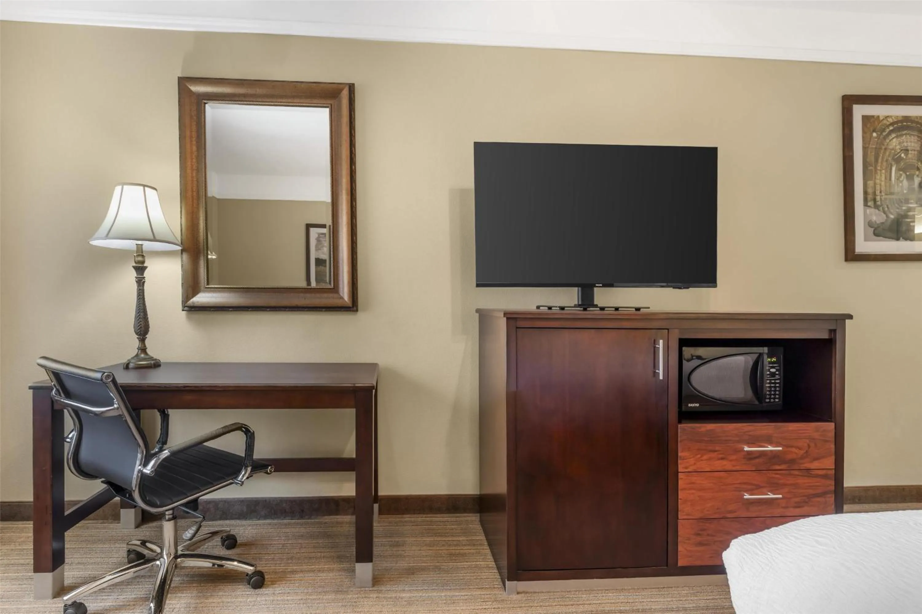 Bedroom in Best Western Plus Monica Royale Inn & Suites