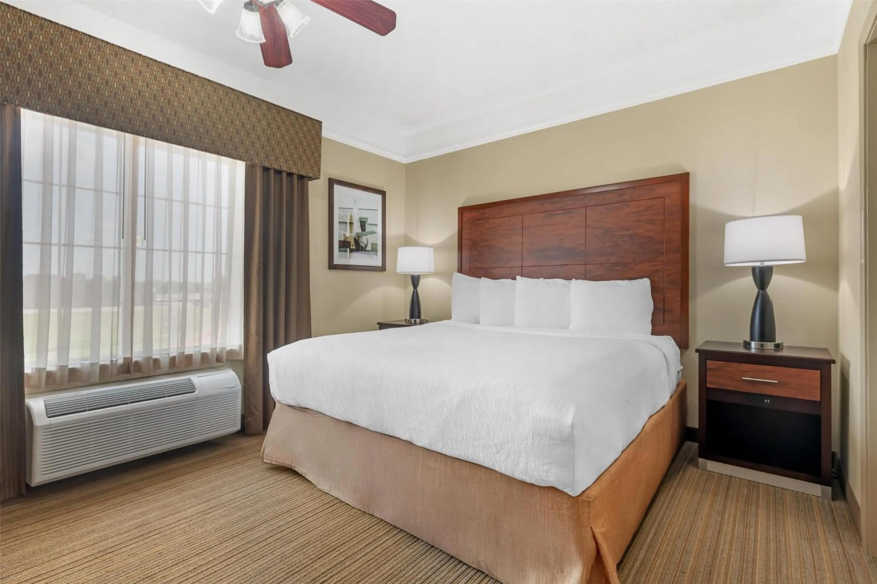 Photo of the whole room, Bed in Best Western Plus Monica Royale Inn & Suites