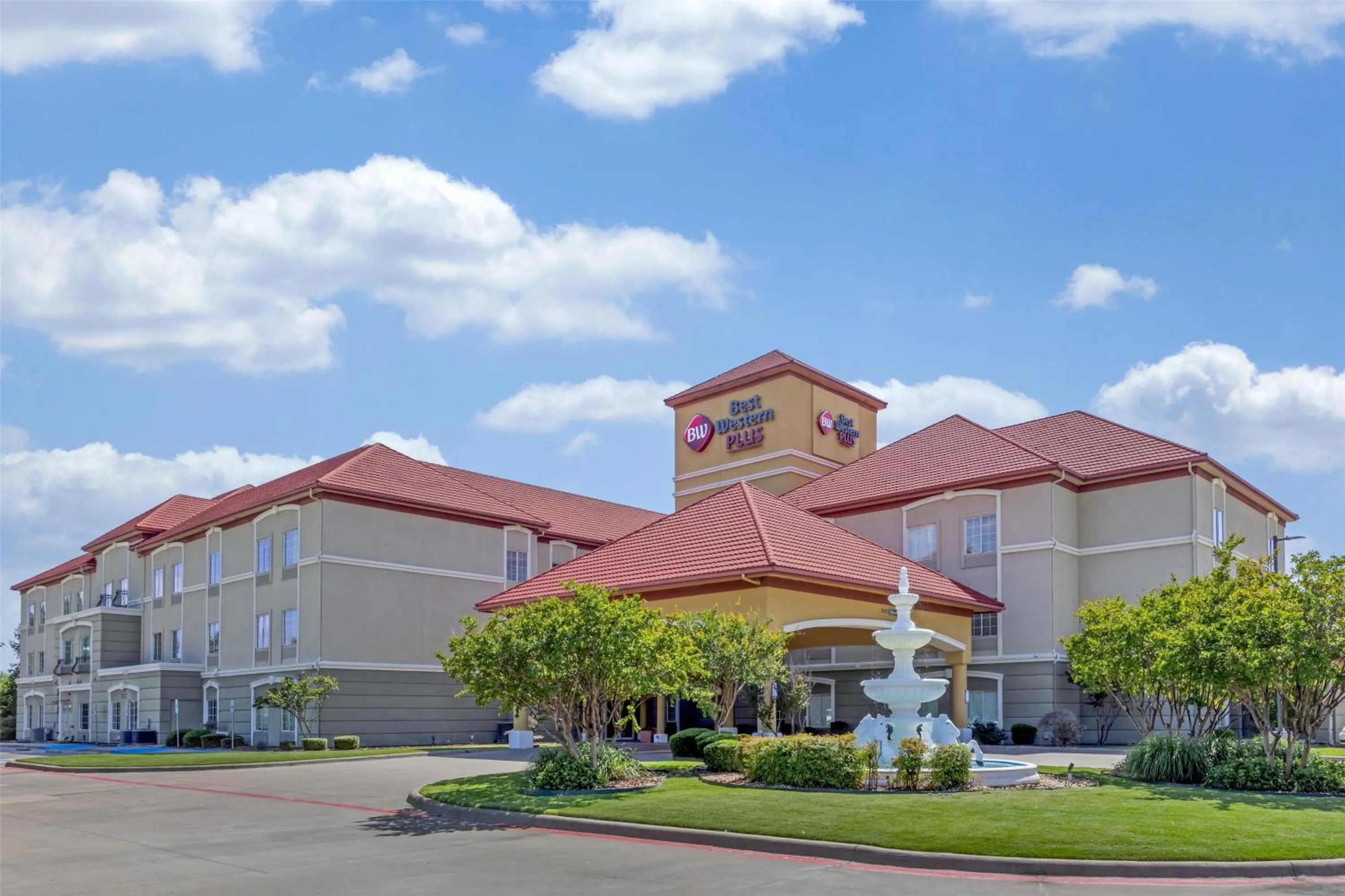 Property building in Best Western Plus Monica Royale Inn & Suites