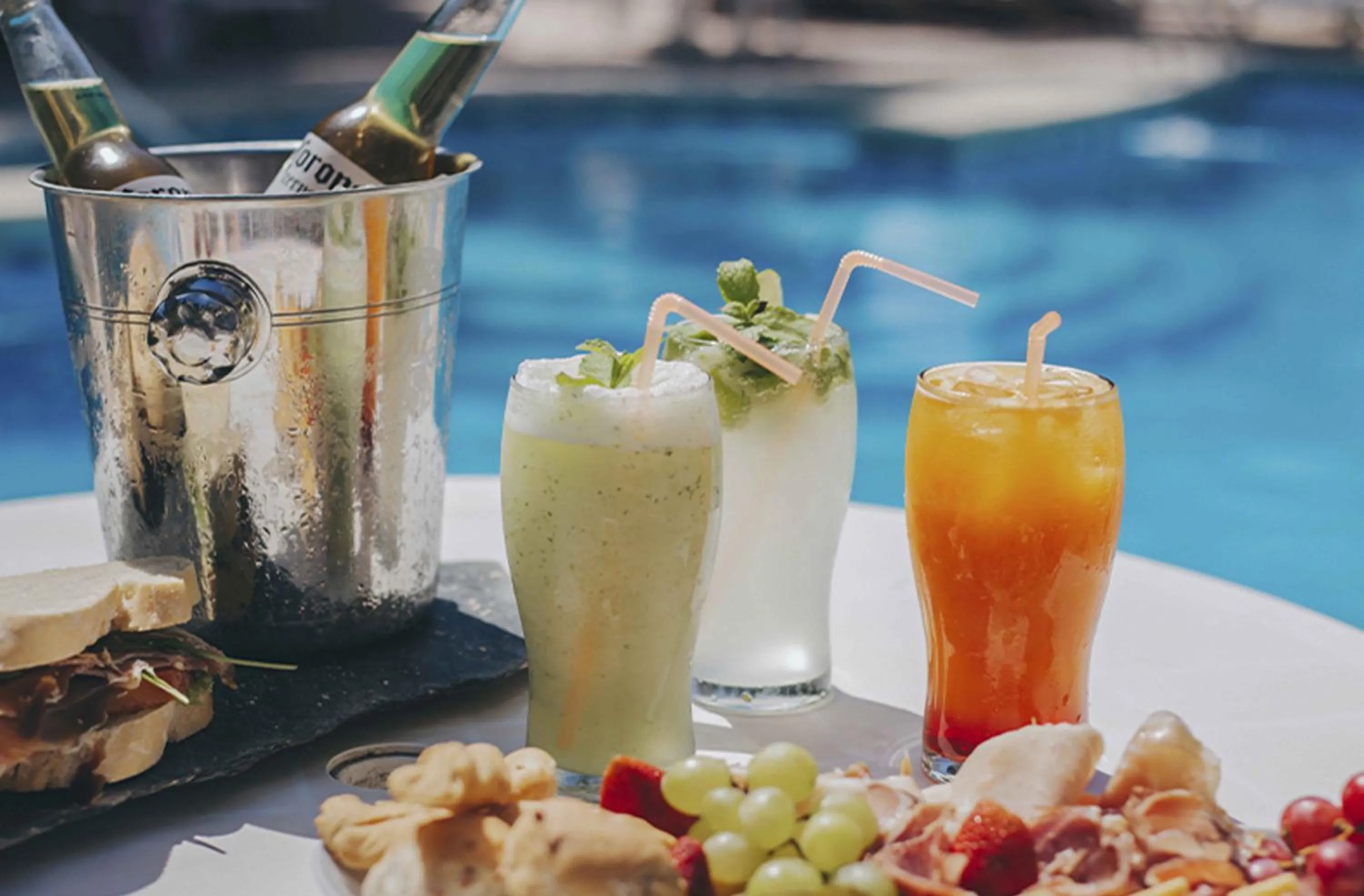 Food and drinks in Posada Suiza by Prima Collection