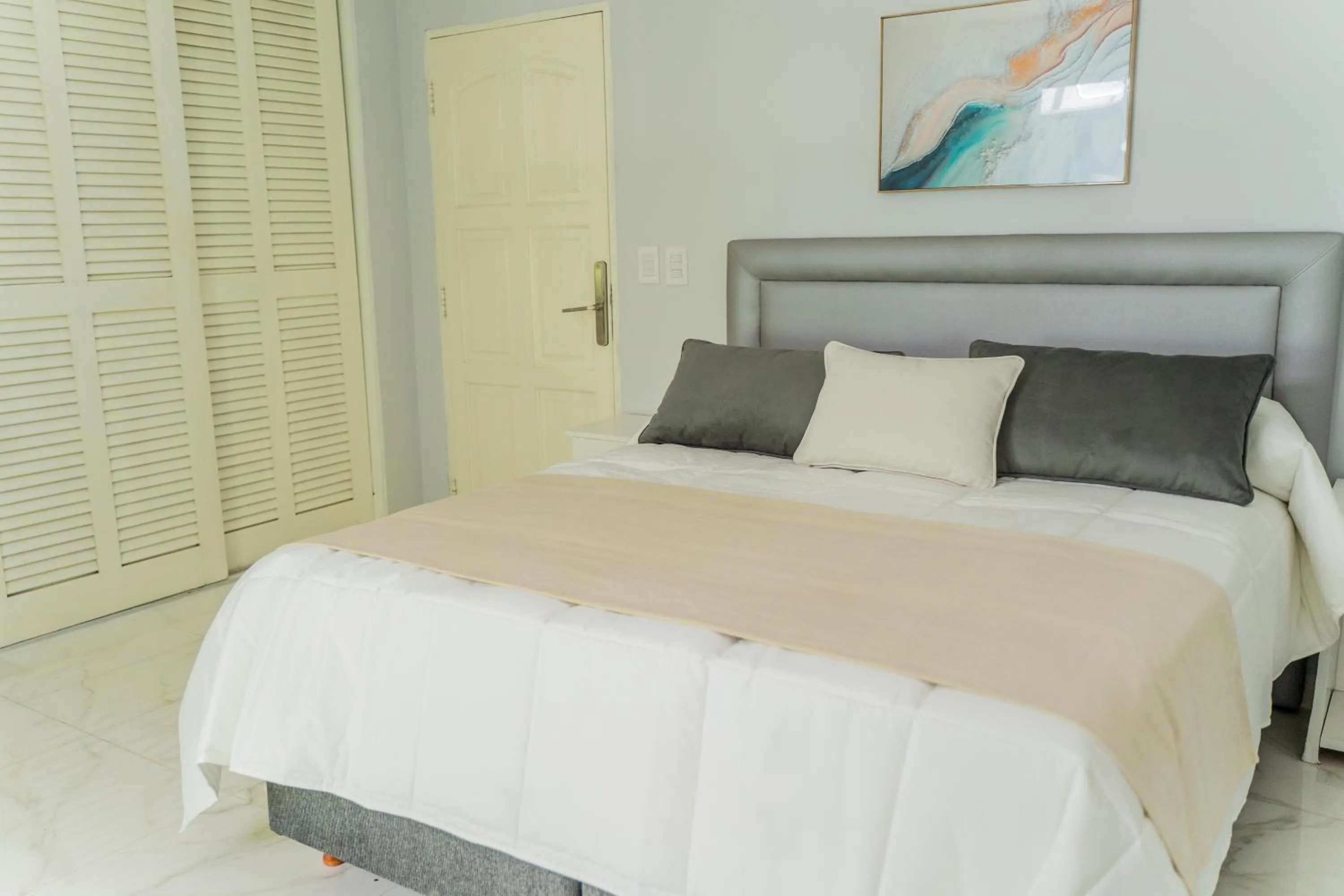 Photo of the whole room, Bed in Posada Suiza by Prima Collection