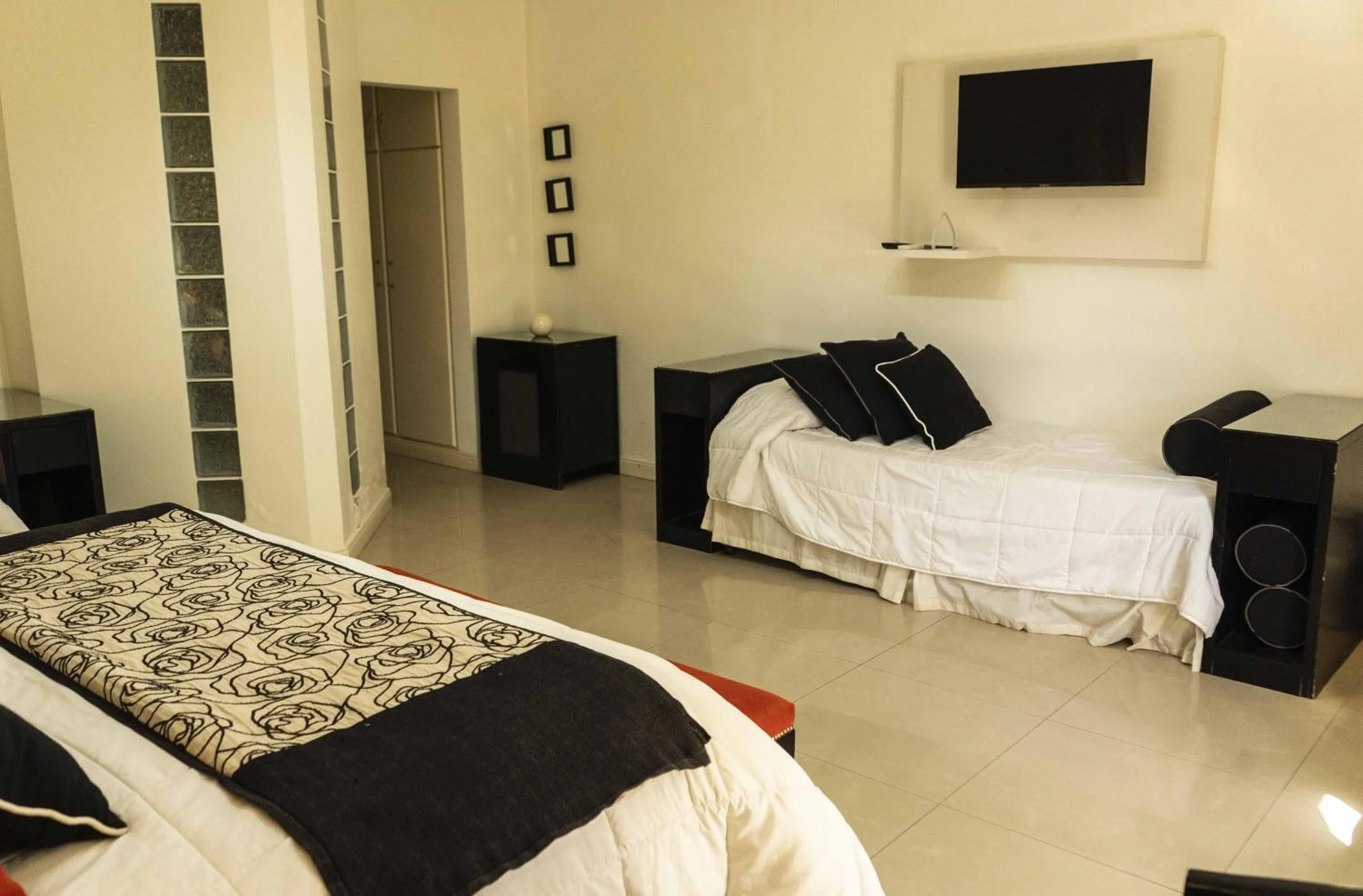 Bed in Posada Suiza by Prima Collection