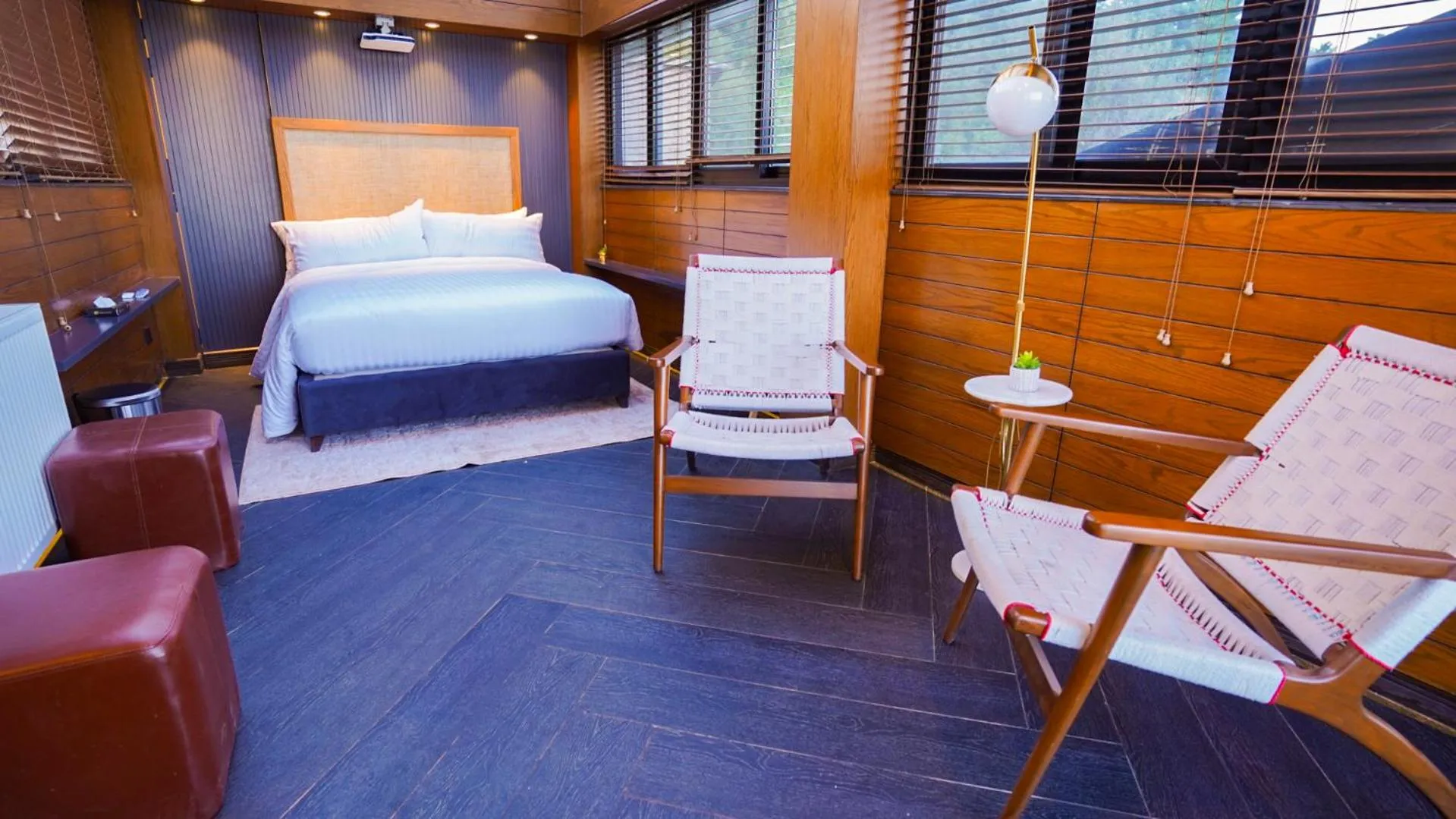 Bathroom, Bed in Fiora Hotel