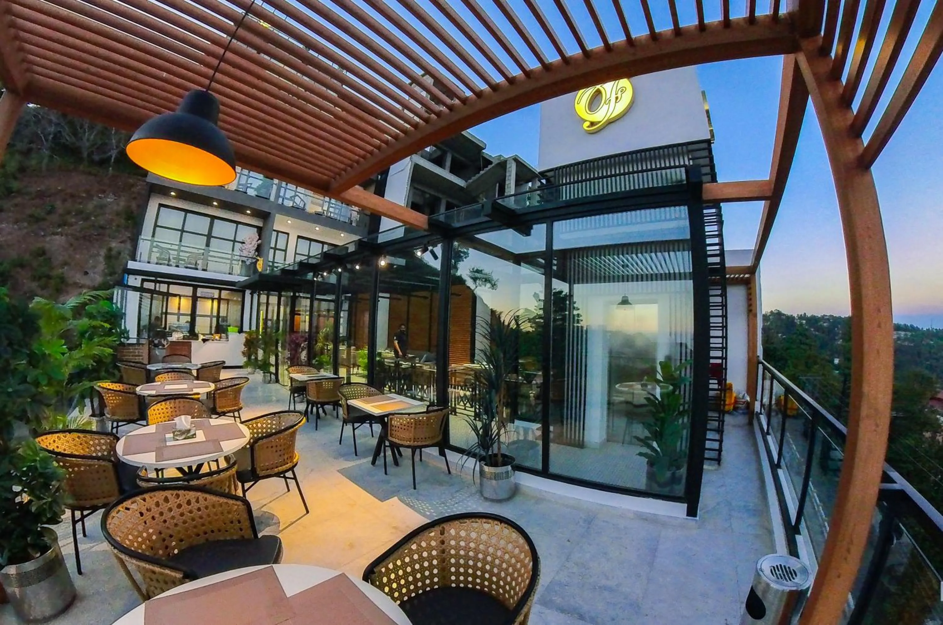 Restaurant/places to eat in Fiora Hotel