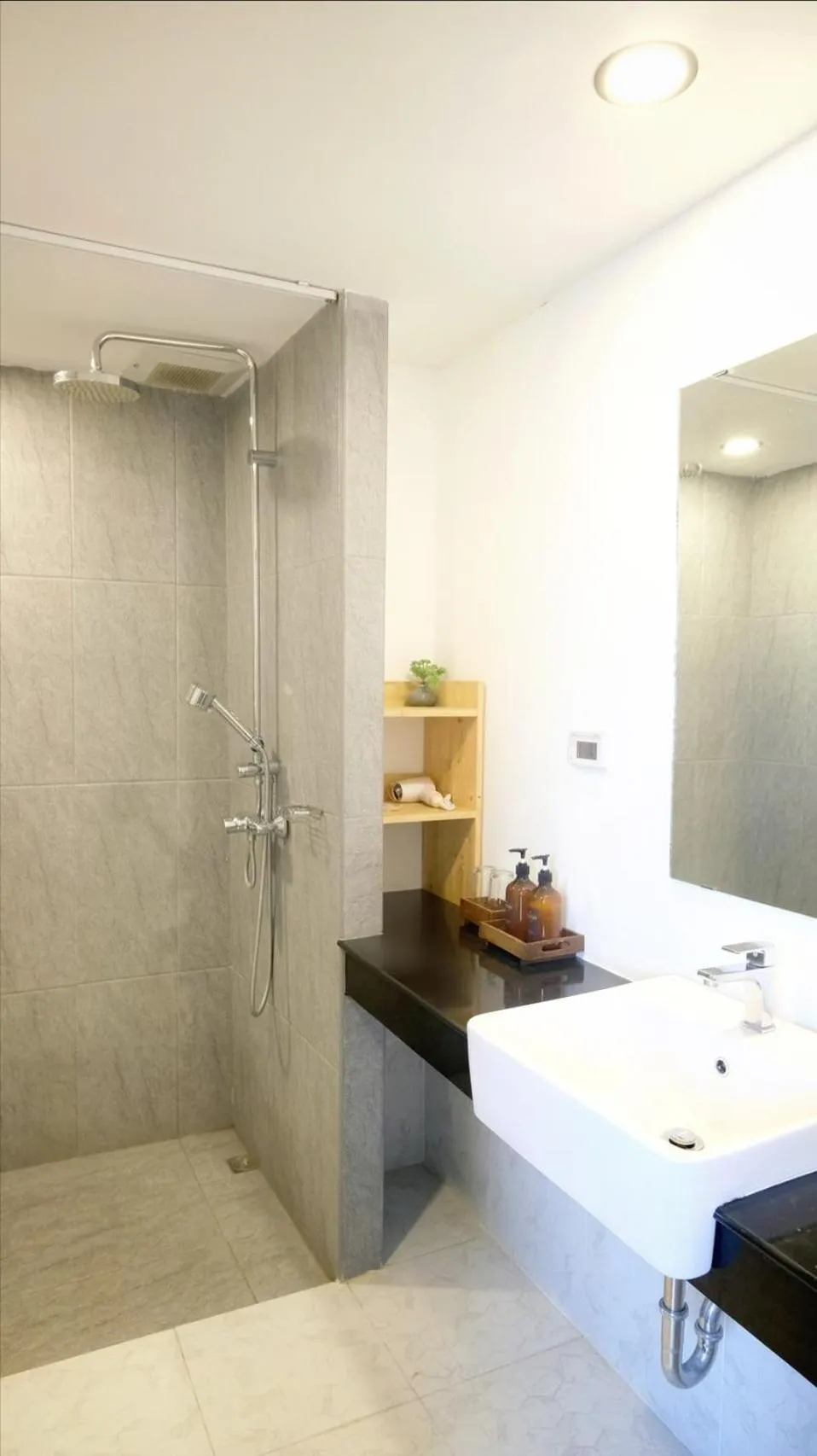 Shower in Peppery Hills